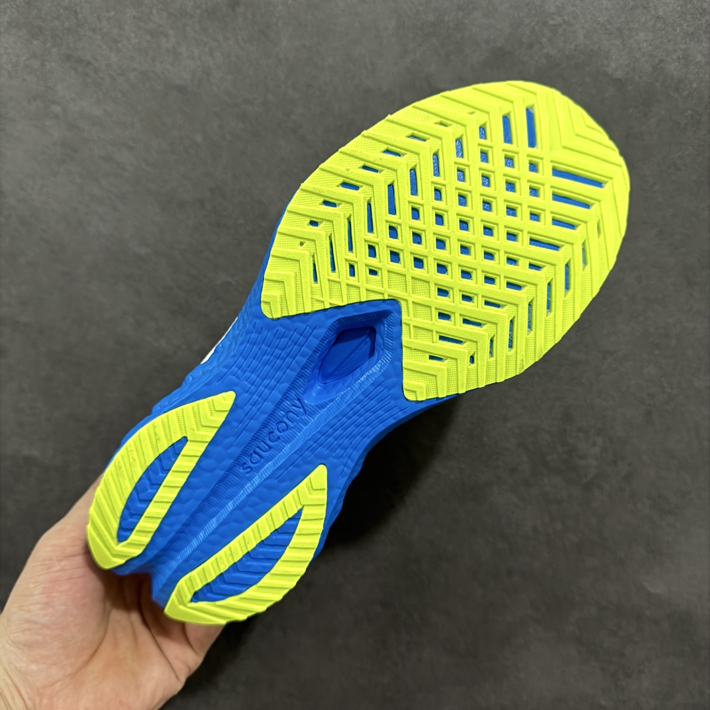 图片[9]-【公司级】原装级别 Saucony 索康尼ENDORPHIN Pro 啡速4 男女马拉松运动跑鞋 性能相比前几代再升级：鞋面采用全新升级的工学网设计 贴合脚部更透气 中底部分使用最新的PWRRUN+材质 搭配PWRRUN+鞋垫使中底的大幅加厚 10mm坡差进一步提供缓震、回弹性能 内底则采用了FORMFIT动态适应系统 动态契合脚型 提升包裹性和舒适性 提供更卓越的动态回馈体验 XT-900橡胶大底 可提供良好的抓地力和较强抗磨性能 尺码：36 36.5 37.5 38 38.5 39 40 40.5 41 42 42.5 43 44 44.5 45-选品中心