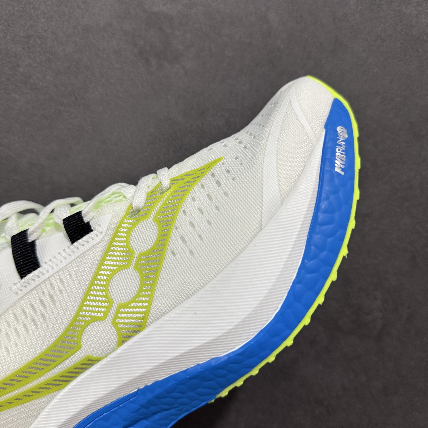 图片[5]-【公司级】原装级别 Saucony 索康尼ENDORPHIN Pro 啡速4 男女马拉松运动跑鞋 性能相比前几代再升级：鞋面采用全新升级的工学网设计 贴合脚部更透气 中底部分使用最新的PWRRUN+材质 搭配PWRRUN+鞋垫使中底的大幅加厚 10mm坡差进一步提供缓震、回弹性能 内底则采用了FORMFIT动态适应系统 动态契合脚型 提升包裹性和舒适性 提供更卓越的动态回馈体验 XT-900橡胶大底 可提供良好的抓地力和较强抗磨性能 尺码：36 36.5 37.5 38 38.5 39 40 40.5 41 42 42.5 43 44 44.5 45-选品中心