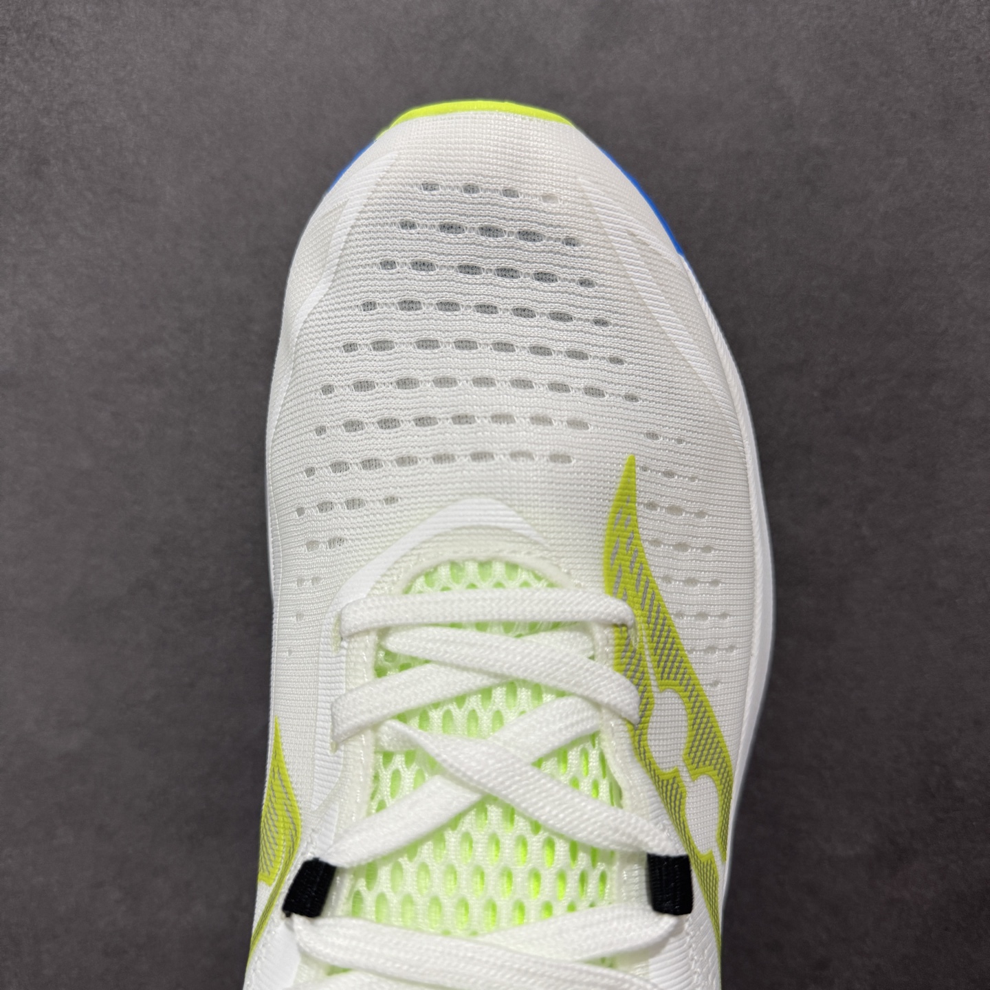 图片[8]-【公司级】原装级别 Saucony 索康尼ENDORPHIN Pro 啡速4 男女马拉松运动跑鞋 性能相比前几代再升级：鞋面采用全新升级的工学网设计 贴合脚部更透气 中底部分使用最新的PWRRUN+材质 搭配PWRRUN+鞋垫使中底的大幅加厚 10mm坡差进一步提供缓震、回弹性能 内底则采用了FORMFIT动态适应系统 动态契合脚型 提升包裹性和舒适性 提供更卓越的动态回馈体验 XT-900橡胶大底 可提供良好的抓地力和较强抗磨性能 尺码：36 36.5 37.5 38 38.5 39 40 40.5 41 42 42.5 43 44 44.5 45-选品中心