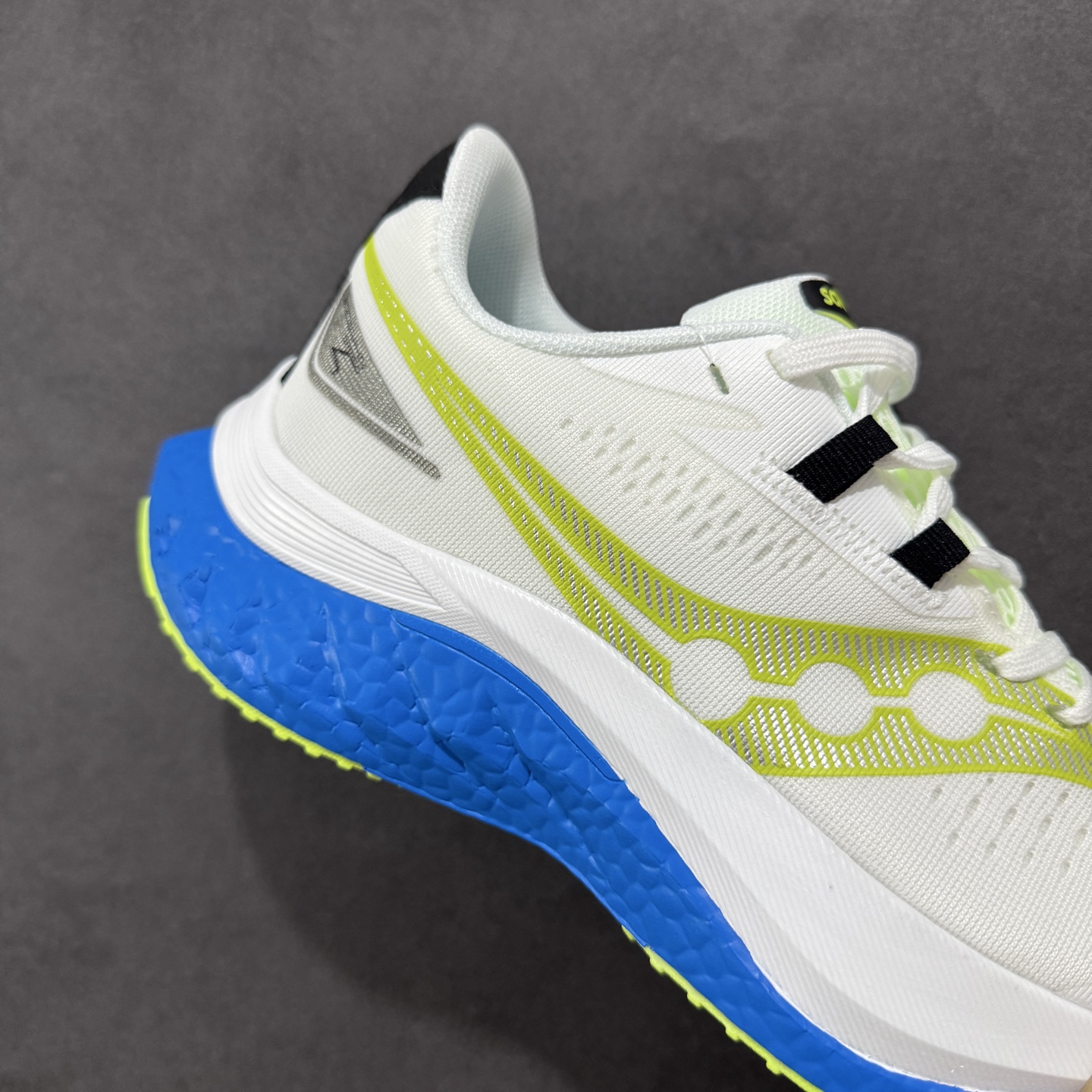 图片[6]-【公司级】原装级别 Saucony 索康尼ENDORPHIN Pro 啡速4 男女马拉松运动跑鞋 性能相比前几代再升级：鞋面采用全新升级的工学网设计 贴合脚部更透气 中底部分使用最新的PWRRUN+材质 搭配PWRRUN+鞋垫使中底的大幅加厚 10mm坡差进一步提供缓震、回弹性能 内底则采用了FORMFIT动态适应系统 动态契合脚型 提升包裹性和舒适性 提供更卓越的动态回馈体验 XT-900橡胶大底 可提供良好的抓地力和较强抗磨性能 尺码：36 36.5 37.5 38 38.5 39 40 40.5 41 42 42.5 43 44 44.5 45-选品中心