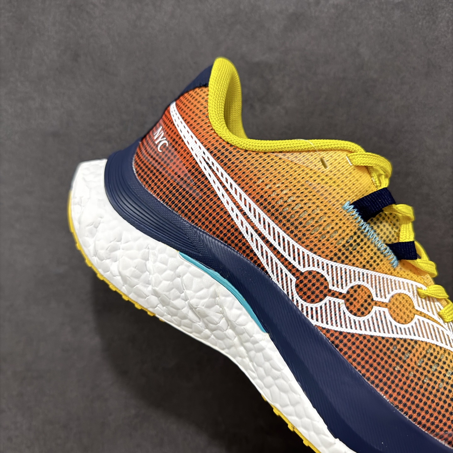 图片[6]-【公司级】原装级别 Saucony 索康尼ENDORPHIN Pro 啡速4 男女马拉松运动跑鞋 性能相比前几代再升级：鞋面采用全新升级的工学网设计 贴合脚部更透气 中底部分使用最新的PWRRUN+材质 搭配PWRRUN+鞋垫使中底的大幅加厚 10mm坡差进一步提供缓震、回弹性能 内底则采用了FORMFIT动态适应系统 动态契合脚型 提升包裹性和舒适性 提供更卓越的动态回馈体验 XT-900橡胶大底 可提供良好的抓地力和较强抗磨性能 尺码：36 36.5 37.5 38 38.5 39 40 40.5 41 42 42.5 43 44 44.5 45-选品中心