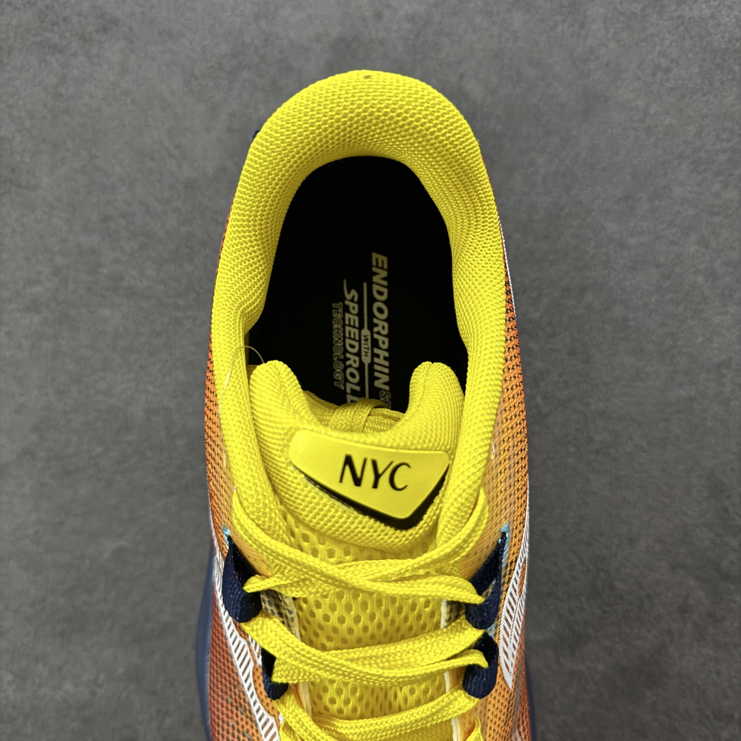 图片[7]-【公司级】原装级别 Saucony 索康尼ENDORPHIN Pro 啡速4 男女马拉松运动跑鞋 性能相比前几代再升级：鞋面采用全新升级的工学网设计 贴合脚部更透气 中底部分使用最新的PWRRUN+材质 搭配PWRRUN+鞋垫使中底的大幅加厚 10mm坡差进一步提供缓震、回弹性能 内底则采用了FORMFIT动态适应系统 动态契合脚型 提升包裹性和舒适性 提供更卓越的动态回馈体验 XT-900橡胶大底 可提供良好的抓地力和较强抗磨性能 尺码：36 36.5 37.5 38 38.5 39 40 40.5 41 42 42.5 43 44 44.5 45-选品中心