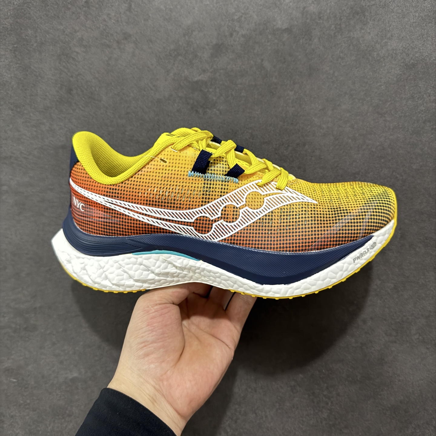【公司级】原装级别 Saucony 索康尼ENDORPHIN Pro 啡速4 男女马拉松运动跑鞋 性能相比前几代再升级：鞋面采用全新升级的工学网设计 贴合脚部更透气 中底部分使用最新的PWRRUN+材质 搭配PWRRUN+鞋垫使中底的大幅加厚 10mm坡差进一步提供缓震、回弹性能 内底则采用了FORMFIT动态适应系统 动态契合脚型 提升包裹性和舒适性 提供更卓越的动态回馈体验 XT-900橡胶大底 可提供良好的抓地力和较强抗磨性能 尺码：36 36.5 37.5 38 38.5 39 40 40.5 41 42 42.5 43 44 44.5 45-选品中心