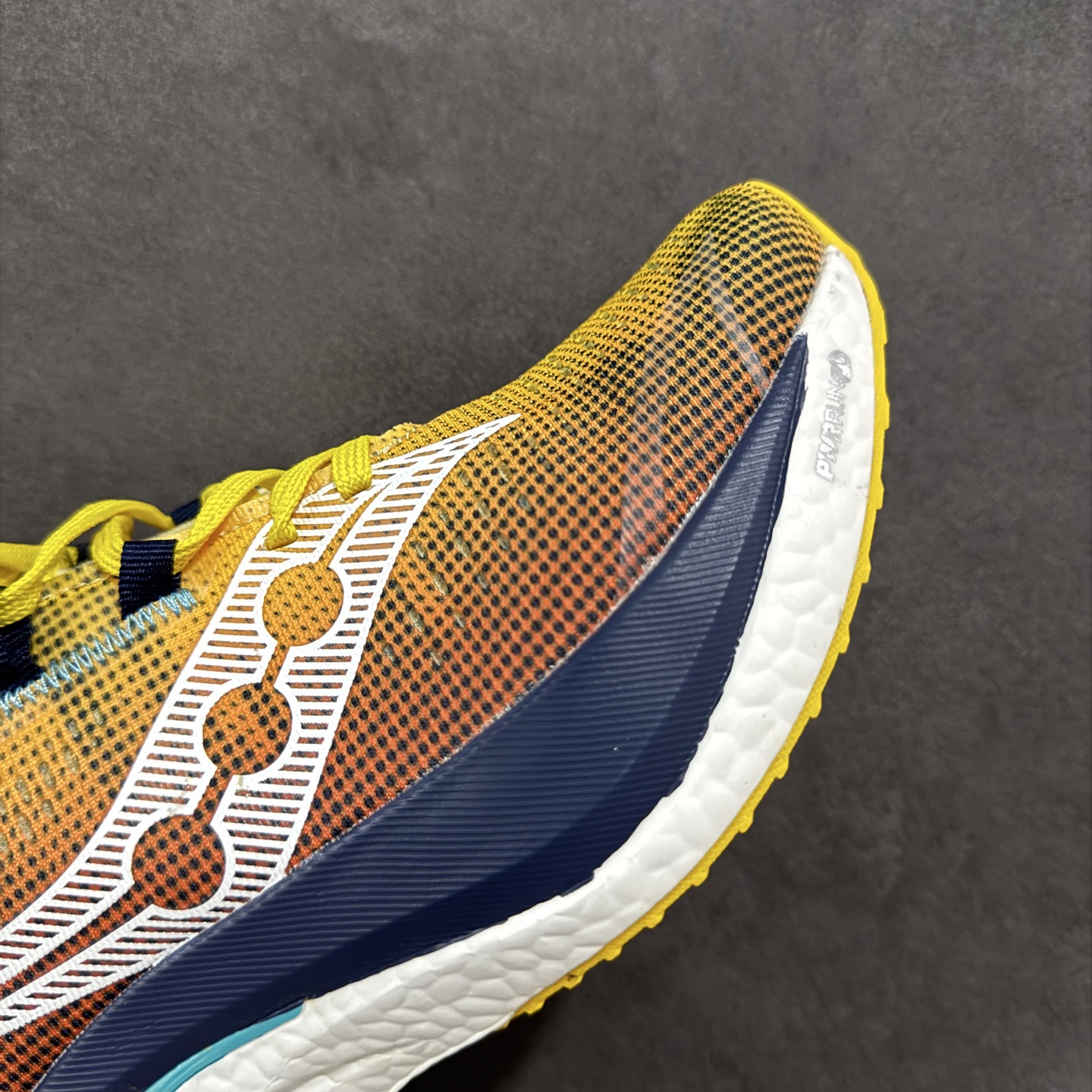 图片[5]-【公司级】原装级别 Saucony 索康尼ENDORPHIN Pro 啡速4 男女马拉松运动跑鞋 性能相比前几代再升级：鞋面采用全新升级的工学网设计 贴合脚部更透气 中底部分使用最新的PWRRUN+材质 搭配PWRRUN+鞋垫使中底的大幅加厚 10mm坡差进一步提供缓震、回弹性能 内底则采用了FORMFIT动态适应系统 动态契合脚型 提升包裹性和舒适性 提供更卓越的动态回馈体验 XT-900橡胶大底 可提供良好的抓地力和较强抗磨性能 尺码：36 36.5 37.5 38 38.5 39 40 40.5 41 42 42.5 43 44 44.5 45-选品中心