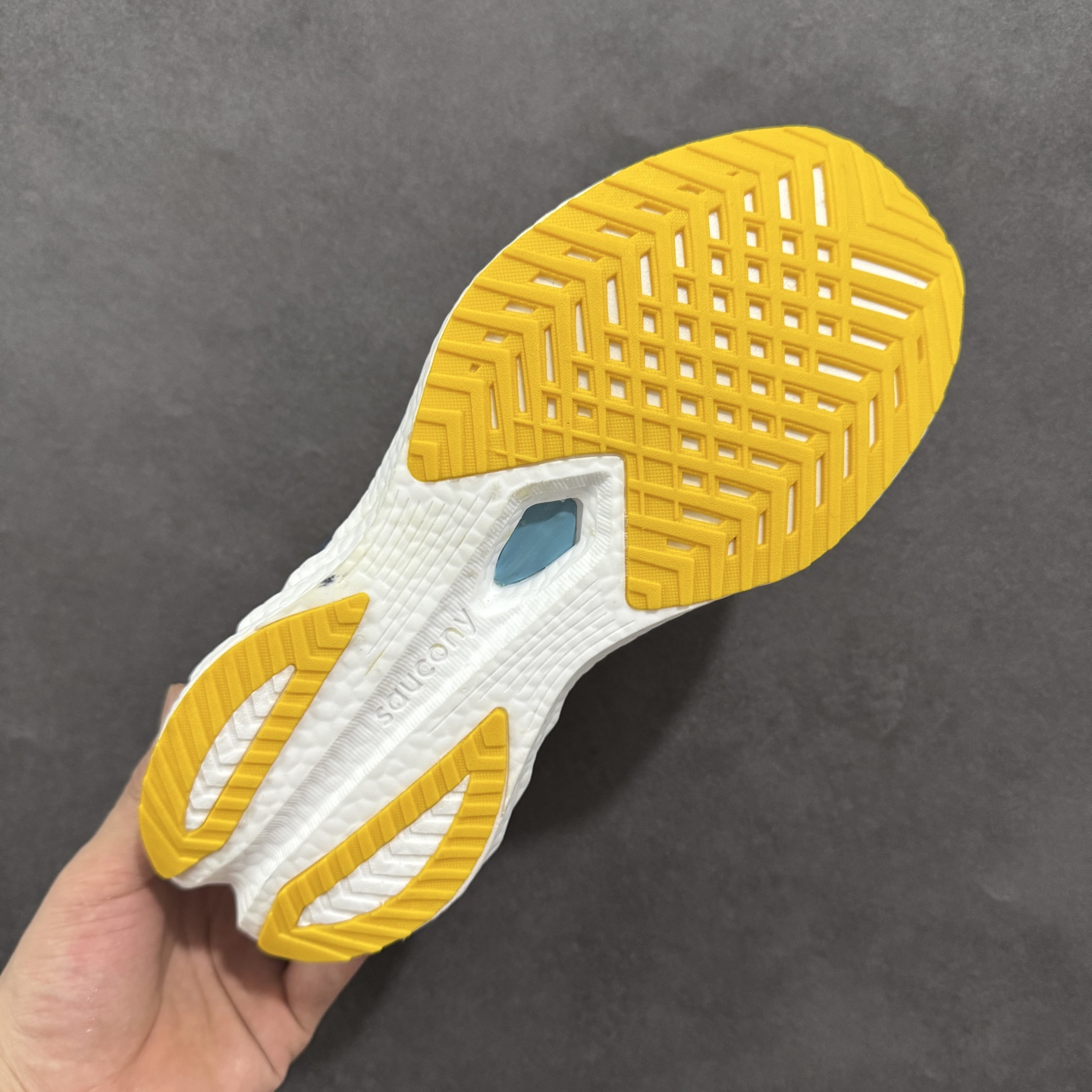 图片[9]-【公司级】原装级别 Saucony 索康尼ENDORPHIN Pro 啡速4 男女马拉松运动跑鞋 性能相比前几代再升级：鞋面采用全新升级的工学网设计 贴合脚部更透气 中底部分使用最新的PWRRUN+材质 搭配PWRRUN+鞋垫使中底的大幅加厚 10mm坡差进一步提供缓震、回弹性能 内底则采用了FORMFIT动态适应系统 动态契合脚型 提升包裹性和舒适性 提供更卓越的动态回馈体验 XT-900橡胶大底 可提供良好的抓地力和较强抗磨性能 尺码：36 36.5 37.5 38 38.5 39 40 40.5 41 42 42.5 43 44 44.5 45-选品中心