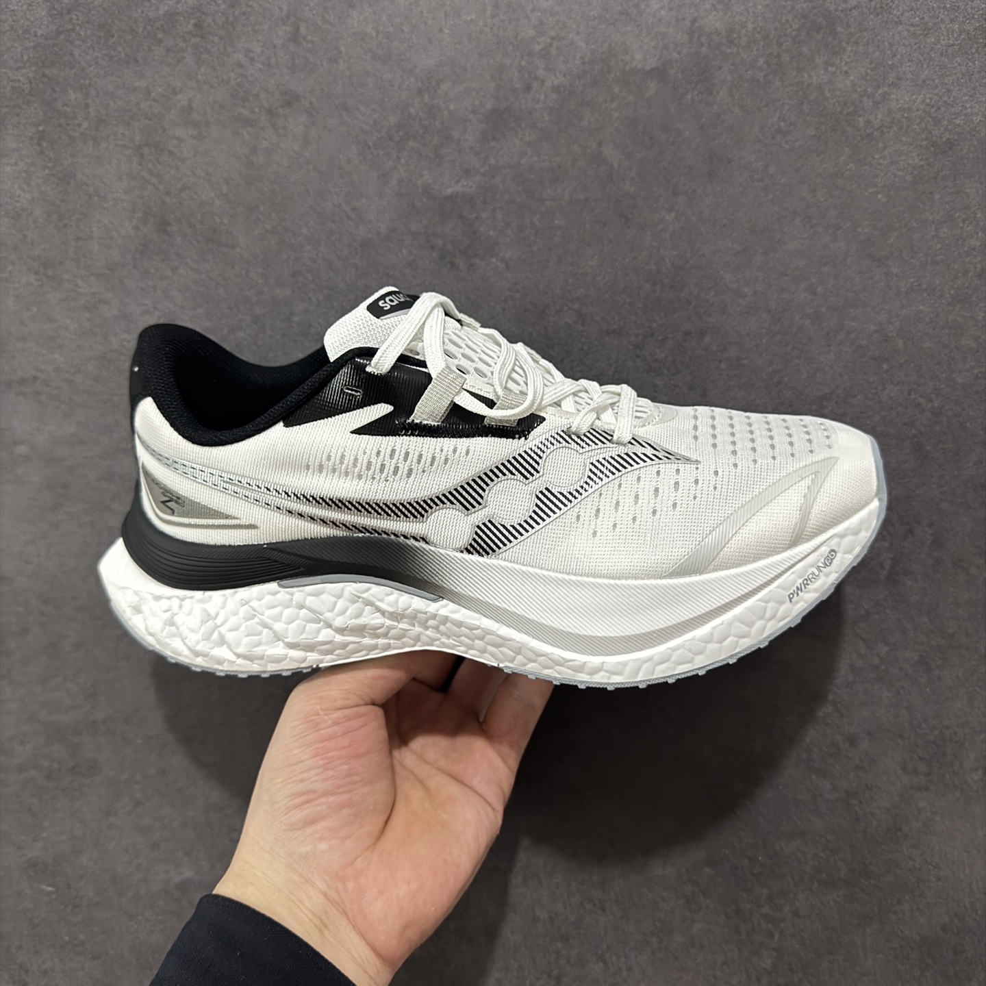 【公司级】原装级别 Saucony 索康尼ENDORPHIN Pro 啡速4 男女马拉松运动跑鞋 性能相比前几代再升级:鞋面采用全新升级的工学网设计 贴合脚部更透气 中底部分使用最新的PWRRUN+材质 搭配PWRRUN+鞋垫使中底的大幅加厚 10mm坡差进一步提供缓震、回弹性能 内底则采用了FORMFIT动态适应系统 动态契合脚型 提升包裹性和舒适性 提供更卓越的动态回馈体验 XT-900橡胶大底 可提供良好的抓地力和较强抗磨性能 尺码:36 36.5 37.5 38 38.5 39 40 40.5 41 42 42.5 43 44 44.5 45-选品中心