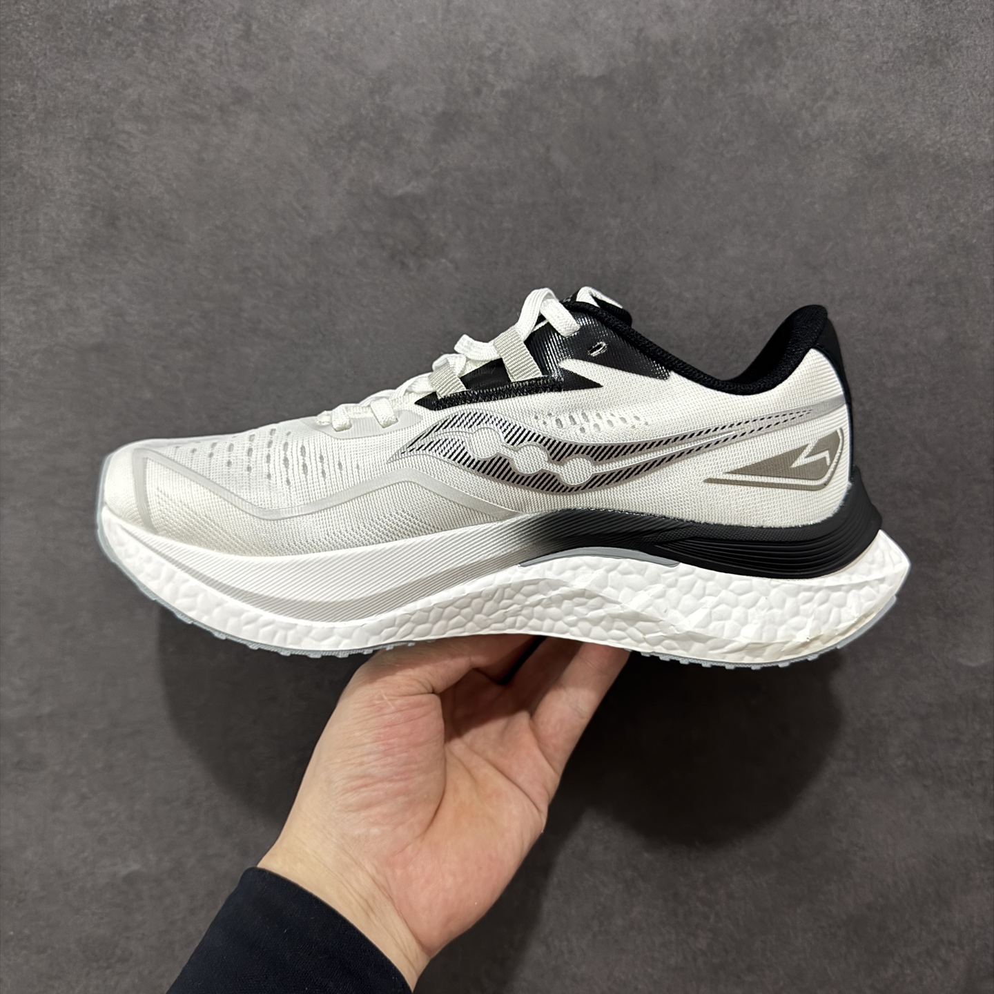 图片[2]-【公司级】原装级别 Saucony 索康尼ENDORPHIN Pro 啡速4 男女马拉松运动跑鞋 性能相比前几代再升级：鞋面采用全新升级的工学网设计 贴合脚部更透气 中底部分使用最新的PWRRUN+材质 搭配PWRRUN+鞋垫使中底的大幅加厚 10mm坡差进一步提供缓震、回弹性能 内底则采用了FORMFIT动态适应系统 动态契合脚型 提升包裹性和舒适性 提供更卓越的动态回馈体验 XT-900橡胶大底 可提供良好的抓地力和较强抗磨性能 尺码：36 36.5 37.5 38 38.5 39 40 40.5 41 42 42.5 43 44 44.5 45-选品中心