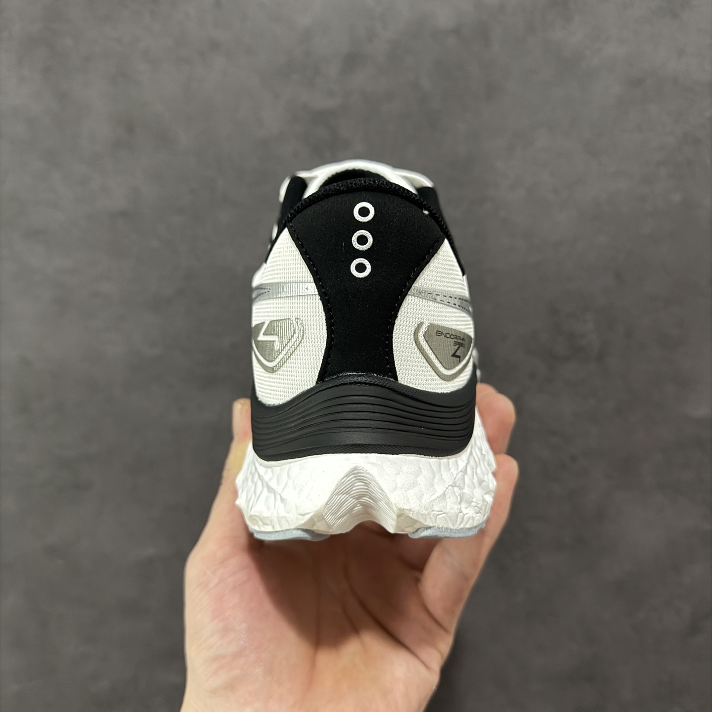 图片[4]-【公司级】原装级别 Saucony 索康尼ENDORPHIN Pro 啡速4 男女马拉松运动跑鞋 性能相比前几代再升级：鞋面采用全新升级的工学网设计 贴合脚部更透气 中底部分使用最新的PWRRUN+材质 搭配PWRRUN+鞋垫使中底的大幅加厚 10mm坡差进一步提供缓震、回弹性能 内底则采用了FORMFIT动态适应系统 动态契合脚型 提升包裹性和舒适性 提供更卓越的动态回馈体验 XT-900橡胶大底 可提供良好的抓地力和较强抗磨性能 尺码：36 36.5 37.5 38 38.5 39 40 40.5 41 42 42.5 43 44 44.5 45-选品中心