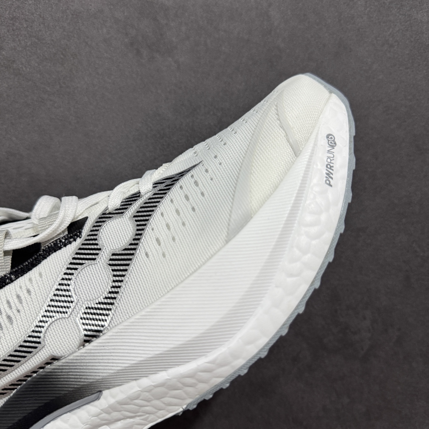 图片[5]-【公司级】原装级别 Saucony 索康尼ENDORPHIN Pro 啡速4 男女马拉松运动跑鞋 性能相比前几代再升级：鞋面采用全新升级的工学网设计 贴合脚部更透气 中底部分使用最新的PWRRUN+材质 搭配PWRRUN+鞋垫使中底的大幅加厚 10mm坡差进一步提供缓震、回弹性能 内底则采用了FORMFIT动态适应系统 动态契合脚型 提升包裹性和舒适性 提供更卓越的动态回馈体验 XT-900橡胶大底 可提供良好的抓地力和较强抗磨性能 尺码：36 36.5 37.5 38 38.5 39 40 40.5 41 42 42.5 43 44 44.5 45-选品中心