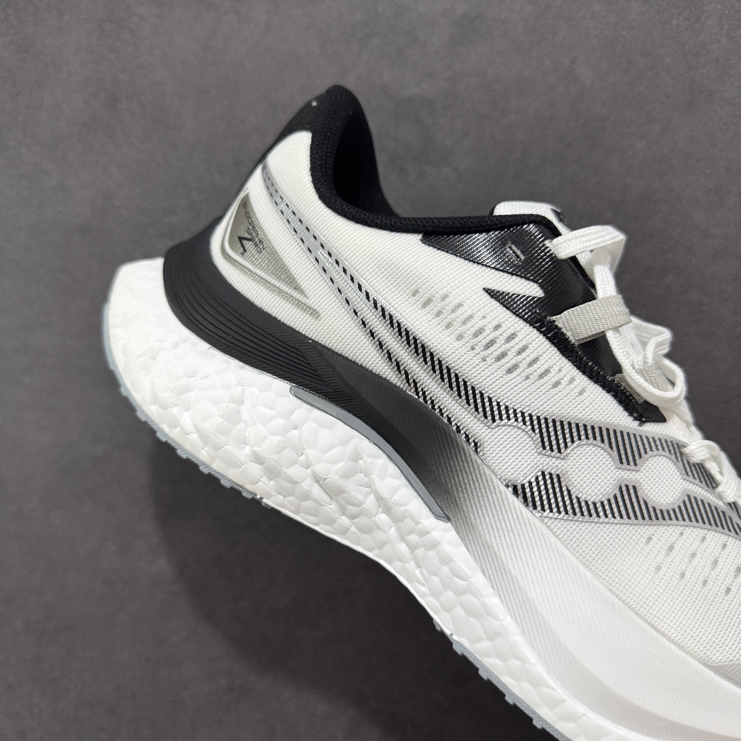 图片[6]-【公司级】原装级别 Saucony 索康尼ENDORPHIN Pro 啡速4 男女马拉松运动跑鞋 性能相比前几代再升级：鞋面采用全新升级的工学网设计 贴合脚部更透气 中底部分使用最新的PWRRUN+材质 搭配PWRRUN+鞋垫使中底的大幅加厚 10mm坡差进一步提供缓震、回弹性能 内底则采用了FORMFIT动态适应系统 动态契合脚型 提升包裹性和舒适性 提供更卓越的动态回馈体验 XT-900橡胶大底 可提供良好的抓地力和较强抗磨性能 尺码：36 36.5 37.5 38 38.5 39 40 40.5 41 42 42.5 43 44 44.5 45-选品中心