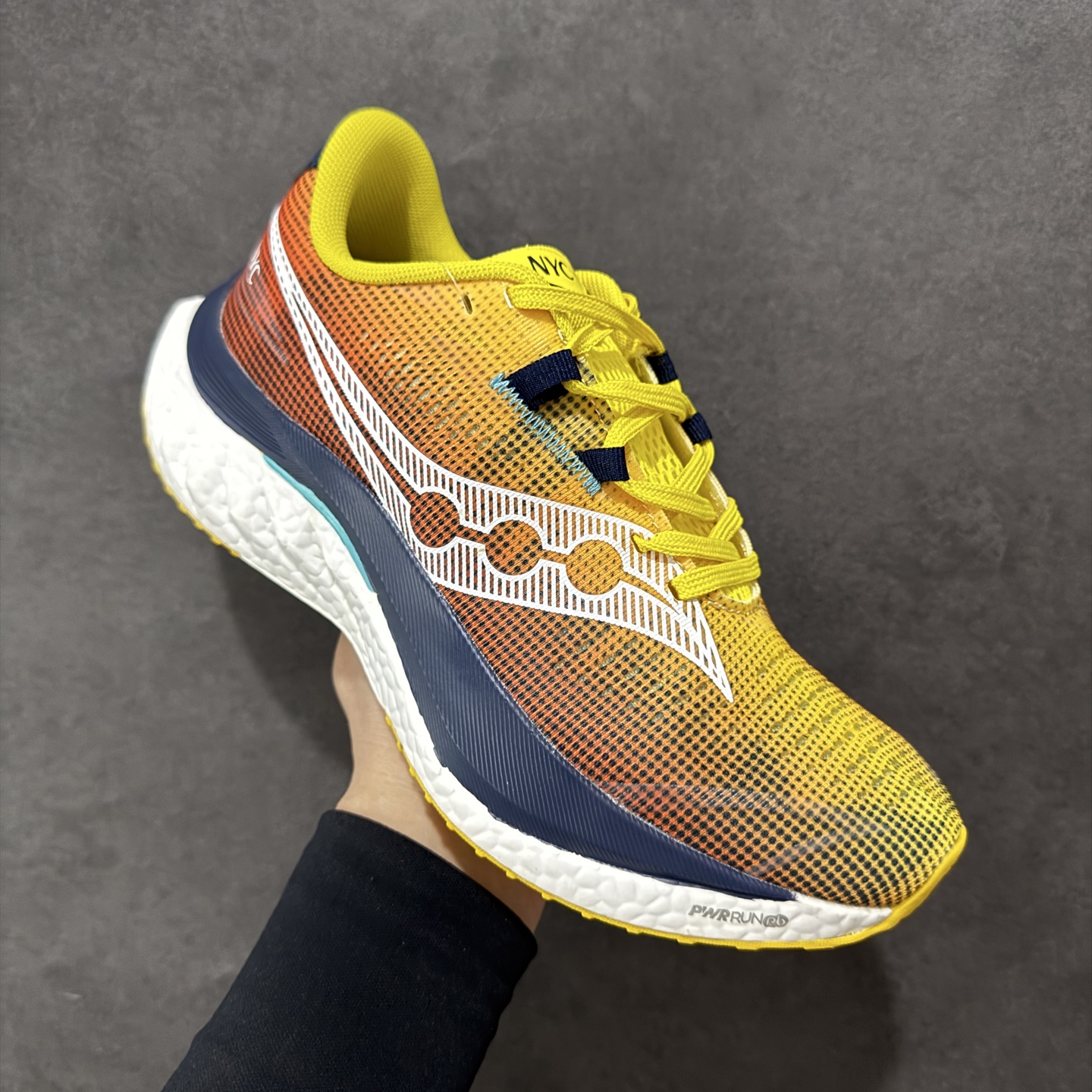 图片[3]-【公司级】原装级别 Saucony 索康尼ENDORPHIN Pro 啡速4 男女马拉松运动跑鞋 性能相比前几代再升级：鞋面采用全新升级的工学网设计 贴合脚部更透气 中底部分使用最新的PWRRUN+材质 搭配PWRRUN+鞋垫使中底的大幅加厚 10mm坡差进一步提供缓震、回弹性能 内底则采用了FORMFIT动态适应系统 动态契合脚型 提升包裹性和舒适性 提供更卓越的动态回馈体验 XT-900橡胶大底 可提供良好的抓地力和较强抗磨性能 尺码：36 36.5 37.5 38 38.5 39 40 40.5 41 42 42.5 43 44 44.5 45-选品中心