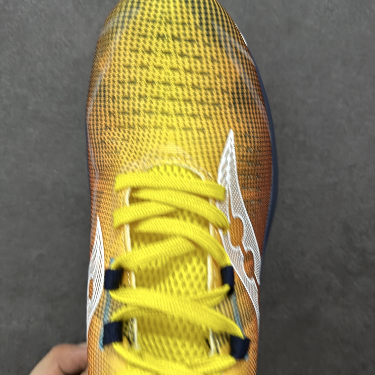 图片[8]-【公司级】原装级别 Saucony 索康尼ENDORPHIN Pro 啡速4 男女马拉松运动跑鞋 性能相比前几代再升级：鞋面采用全新升级的工学网设计 贴合脚部更透气 中底部分使用最新的PWRRUN+材质 搭配PWRRUN+鞋垫使中底的大幅加厚 10mm坡差进一步提供缓震、回弹性能 内底则采用了FORMFIT动态适应系统 动态契合脚型 提升包裹性和舒适性 提供更卓越的动态回馈体验 XT-900橡胶大底 可提供良好的抓地力和较强抗磨性能 尺码：36 36.5 37.5 38 38.5 39 40 40.5 41 42 42.5 43 44 44.5 45-选品中心