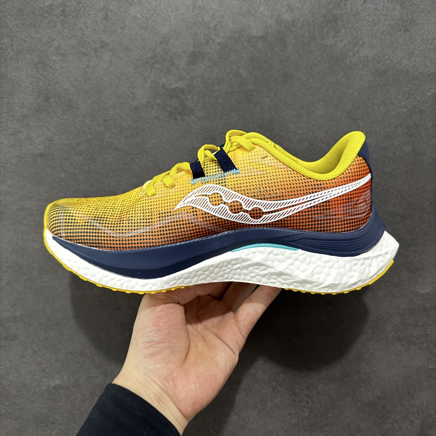 图片[2]-【公司级】原装级别 Saucony 索康尼ENDORPHIN Pro 啡速4 男女马拉松运动跑鞋 性能相比前几代再升级：鞋面采用全新升级的工学网设计 贴合脚部更透气 中底部分使用最新的PWRRUN+材质 搭配PWRRUN+鞋垫使中底的大幅加厚 10mm坡差进一步提供缓震、回弹性能 内底则采用了FORMFIT动态适应系统 动态契合脚型 提升包裹性和舒适性 提供更卓越的动态回馈体验 XT-900橡胶大底 可提供良好的抓地力和较强抗磨性能 尺码：36 36.5 37.5 38 38.5 39 40 40.5 41 42 42.5 43 44 44.5 45-选品中心