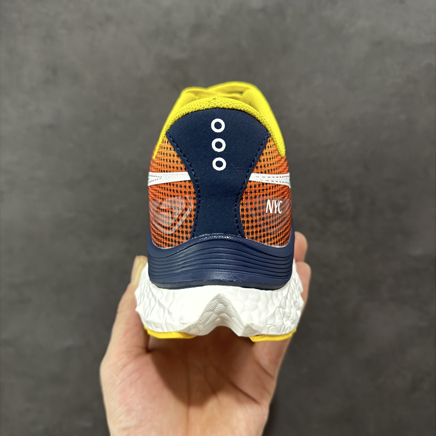 图片[4]-【公司级】原装级别 Saucony 索康尼ENDORPHIN Pro 啡速4 男女马拉松运动跑鞋 性能相比前几代再升级：鞋面采用全新升级的工学网设计 贴合脚部更透气 中底部分使用最新的PWRRUN+材质 搭配PWRRUN+鞋垫使中底的大幅加厚 10mm坡差进一步提供缓震、回弹性能 内底则采用了FORMFIT动态适应系统 动态契合脚型 提升包裹性和舒适性 提供更卓越的动态回馈体验 XT-900橡胶大底 可提供良好的抓地力和较强抗磨性能 尺码：36 36.5 37.5 38 38.5 39 40 40.5 41 42 42.5 43 44 44.5 45-选品中心