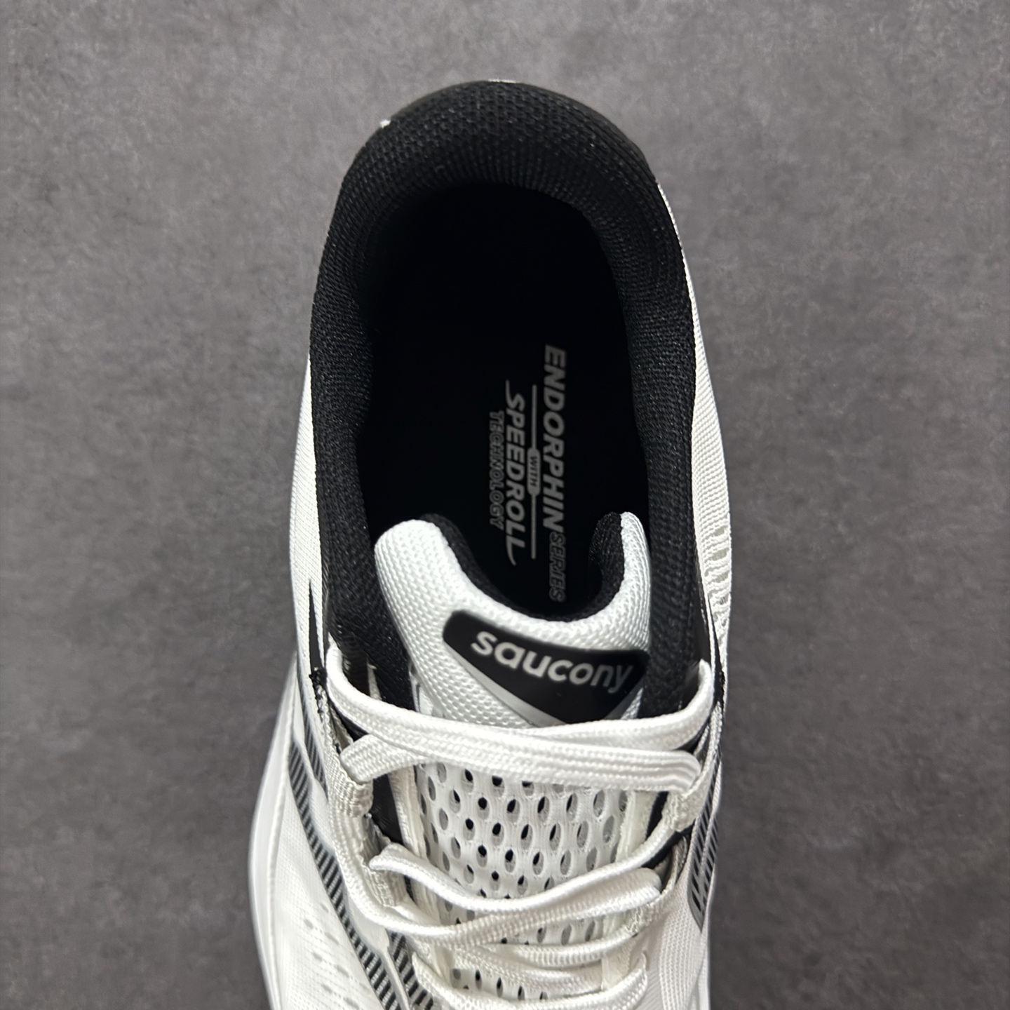 图片[7]-【公司级】原装级别 Saucony 索康尼ENDORPHIN Pro 啡速4 男女马拉松运动跑鞋 性能相比前几代再升级：鞋面采用全新升级的工学网设计 贴合脚部更透气 中底部分使用最新的PWRRUN+材质 搭配PWRRUN+鞋垫使中底的大幅加厚 10mm坡差进一步提供缓震、回弹性能 内底则采用了FORMFIT动态适应系统 动态契合脚型 提升包裹性和舒适性 提供更卓越的动态回馈体验 XT-900橡胶大底 可提供良好的抓地力和较强抗磨性能 尺码：36 36.5 37.5 38 38.5 39 40 40.5 41 42 42.5 43 44 44.5 45-选品中心