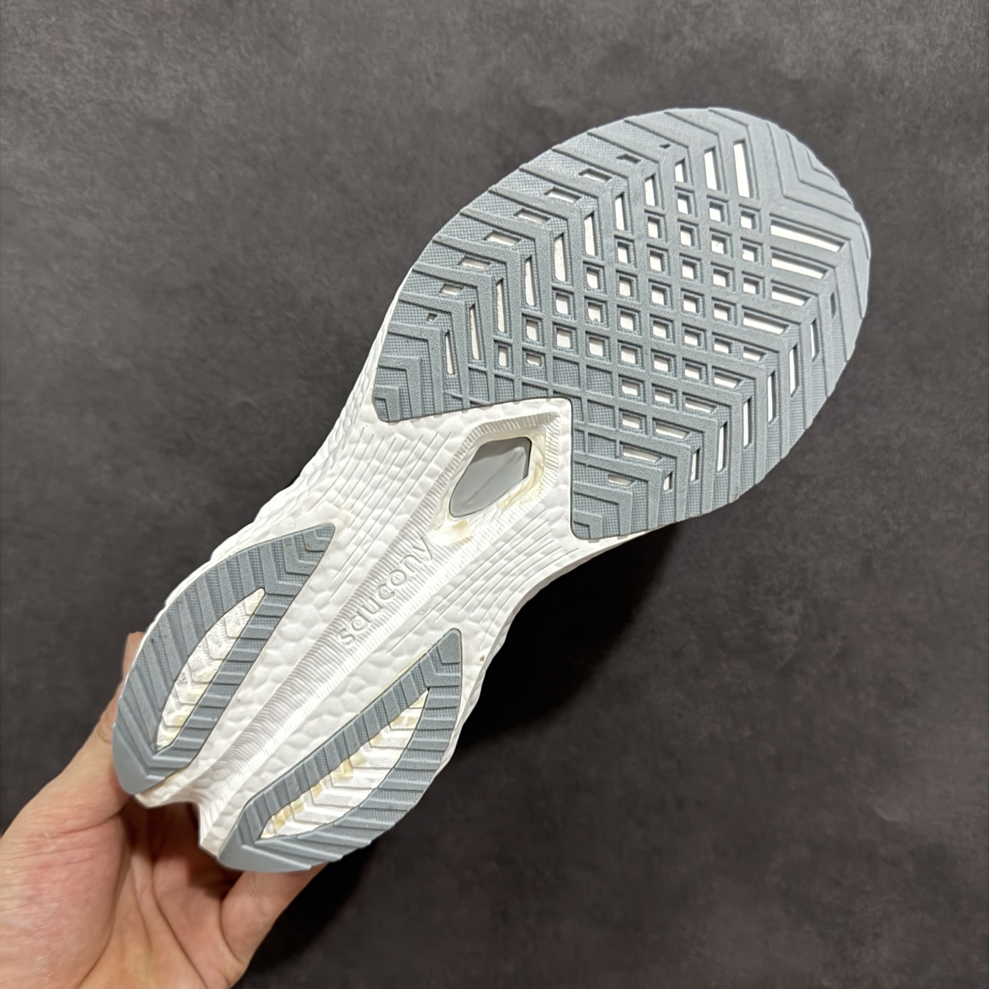 图片[9]-【公司级】原装级别 Saucony 索康尼ENDORPHIN Pro 啡速4 男女马拉松运动跑鞋 性能相比前几代再升级：鞋面采用全新升级的工学网设计 贴合脚部更透气 中底部分使用最新的PWRRUN+材质 搭配PWRRUN+鞋垫使中底的大幅加厚 10mm坡差进一步提供缓震、回弹性能 内底则采用了FORMFIT动态适应系统 动态契合脚型 提升包裹性和舒适性 提供更卓越的动态回馈体验 XT-900橡胶大底 可提供良好的抓地力和较强抗磨性能 尺码：36 36.5 37.5 38 38.5 39 40 40.5 41 42 42.5 43 44 44.5 45-选品中心