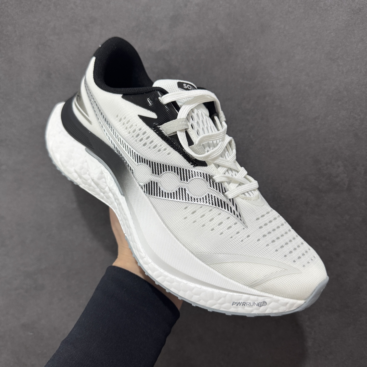 图片[3]-【公司级】原装级别 Saucony 索康尼ENDORPHIN Pro 啡速4 男女马拉松运动跑鞋 性能相比前几代再升级：鞋面采用全新升级的工学网设计 贴合脚部更透气 中底部分使用最新的PWRRUN+材质 搭配PWRRUN+鞋垫使中底的大幅加厚 10mm坡差进一步提供缓震、回弹性能 内底则采用了FORMFIT动态适应系统 动态契合脚型 提升包裹性和舒适性 提供更卓越的动态回馈体验 XT-900橡胶大底 可提供良好的抓地力和较强抗磨性能 尺码：36 36.5 37.5 38 38.5 39 40 40.5 41 42 42.5 43 44 44.5 45-选品中心