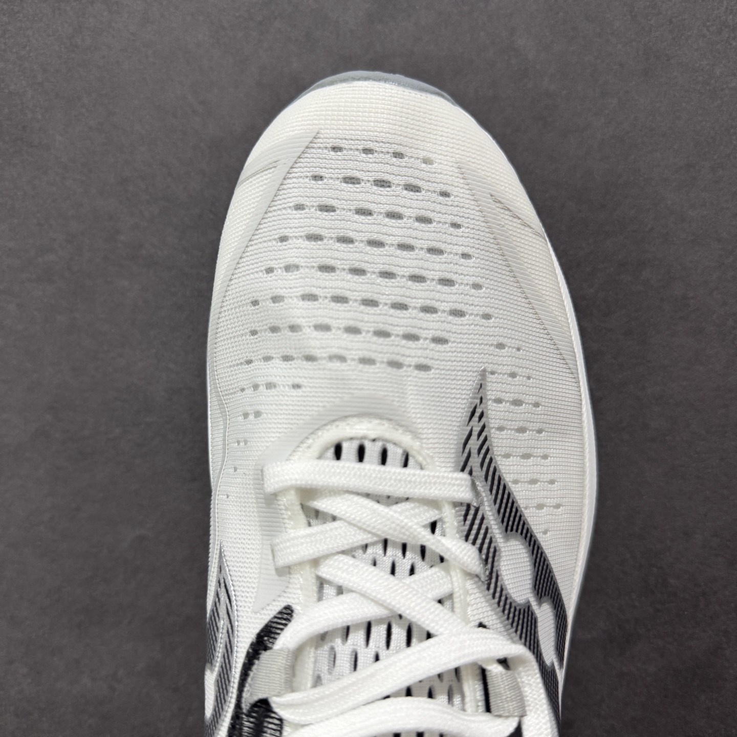 图片[8]-【公司级】原装级别 Saucony 索康尼ENDORPHIN Pro 啡速4 男女马拉松运动跑鞋 性能相比前几代再升级：鞋面采用全新升级的工学网设计 贴合脚部更透气 中底部分使用最新的PWRRUN+材质 搭配PWRRUN+鞋垫使中底的大幅加厚 10mm坡差进一步提供缓震、回弹性能 内底则采用了FORMFIT动态适应系统 动态契合脚型 提升包裹性和舒适性 提供更卓越的动态回馈体验 XT-900橡胶大底 可提供良好的抓地力和较强抗磨性能 尺码：36 36.5 37.5 38 38.5 39 40 40.5 41 42 42.5 43 44 44.5 45-选品中心