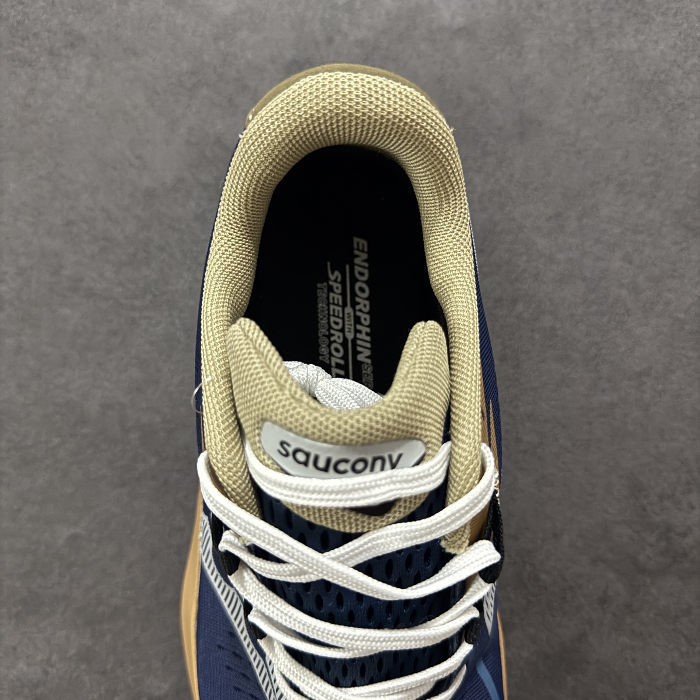 图片[6]-【公司级】原装级别 Saucony 索康尼ENDORPHIN Pro 啡速4 男女马拉松运动跑鞋 性能相比前几代再升级：鞋面采用全新升级的工学网设计 贴合脚部更透气 中底部分使用最新的PWRRUN+材质 搭配PWRRUN+鞋垫使中底的大幅加厚 10mm坡差进一步提供缓震、回弹性能 内底则采用了FORMFIT动态适应系统 动态契合脚型 提升包裹性和舒适性 提供更卓越的动态回馈体验 XT-900橡胶大底 可提供良好的抓地力和较强抗磨性能 尺码：36 36.5 37.5 38 38.5 39 40 40.5 41 42 42.5 43 44 44.5 45-选品中心