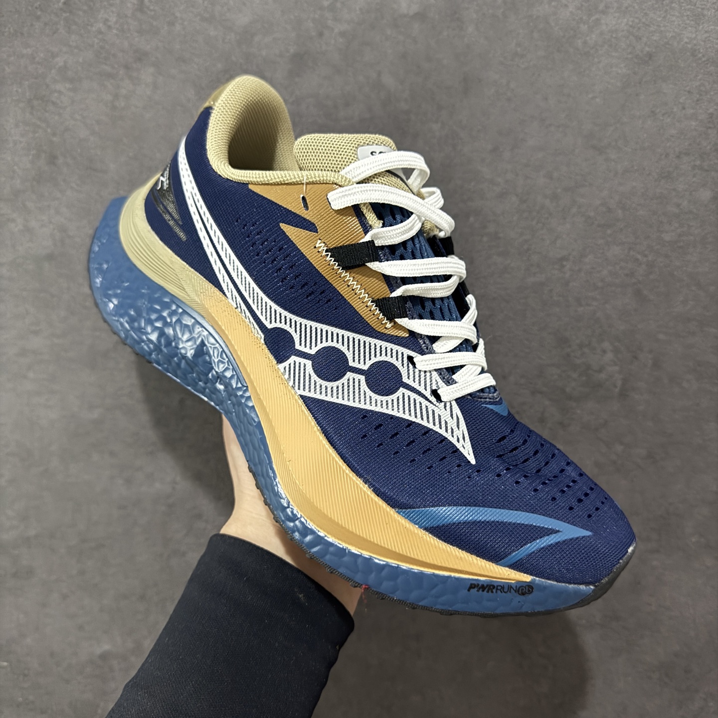 图片[3]-【公司级】原装级别 Saucony 索康尼ENDORPHIN Pro 啡速4 男女马拉松运动跑鞋 性能相比前几代再升级：鞋面采用全新升级的工学网设计 贴合脚部更透气 中底部分使用最新的PWRRUN+材质 搭配PWRRUN+鞋垫使中底的大幅加厚 10mm坡差进一步提供缓震、回弹性能 内底则采用了FORMFIT动态适应系统 动态契合脚型 提升包裹性和舒适性 提供更卓越的动态回馈体验 XT-900橡胶大底 可提供良好的抓地力和较强抗磨性能 尺码：36 36.5 37.5 38 38.5 39 40 40.5 41 42 42.5 43 44 44.5 45-选品中心