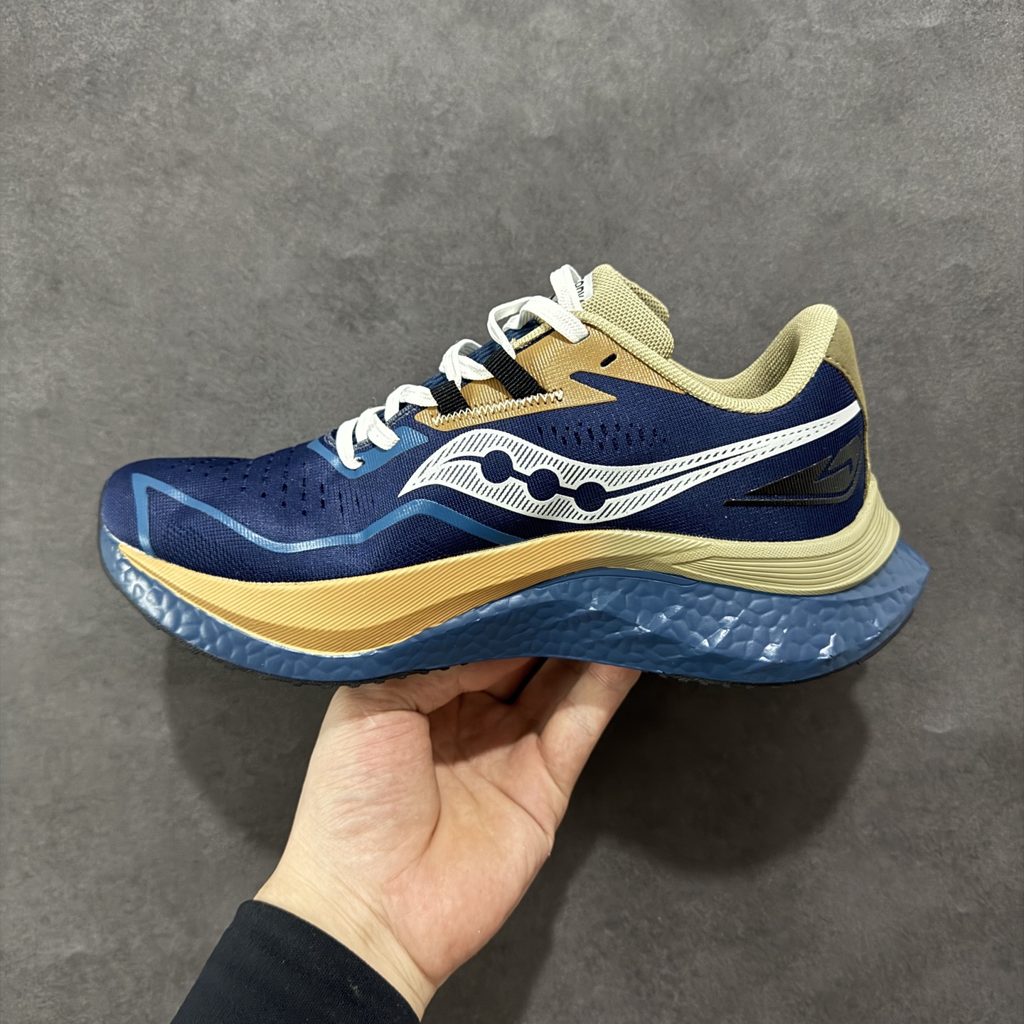 图片[2]-【公司级】原装级别 Saucony 索康尼ENDORPHIN Pro 啡速4 男女马拉松运动跑鞋 性能相比前几代再升级：鞋面采用全新升级的工学网设计 贴合脚部更透气 中底部分使用最新的PWRRUN+材质 搭配PWRRUN+鞋垫使中底的大幅加厚 10mm坡差进一步提供缓震、回弹性能 内底则采用了FORMFIT动态适应系统 动态契合脚型 提升包裹性和舒适性 提供更卓越的动态回馈体验 XT-900橡胶大底 可提供良好的抓地力和较强抗磨性能 尺码：36 36.5 37.5 38 38.5 39 40 40.5 41 42 42.5 43 44 44.5 45-选品中心