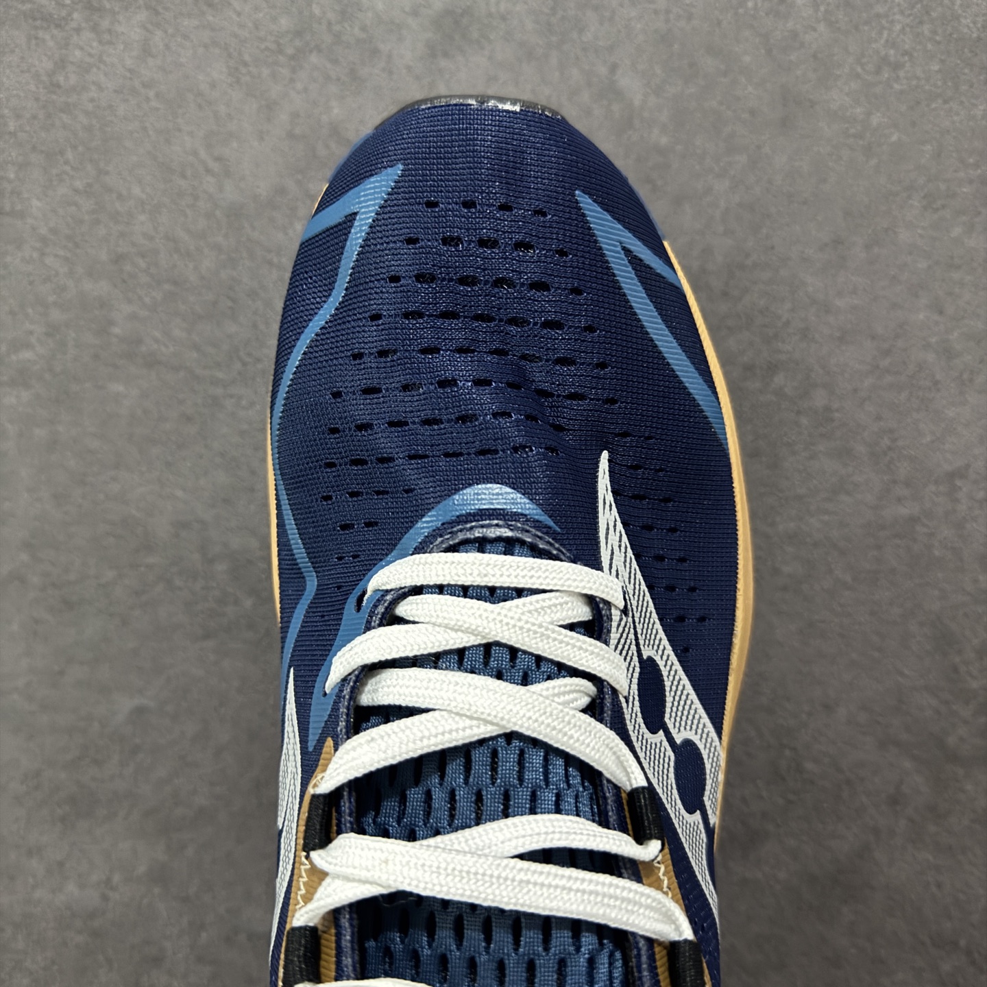 图片[7]-【公司级】原装级别 Saucony 索康尼ENDORPHIN Pro 啡速4 男女马拉松运动跑鞋 性能相比前几代再升级：鞋面采用全新升级的工学网设计 贴合脚部更透气 中底部分使用最新的PWRRUN+材质 搭配PWRRUN+鞋垫使中底的大幅加厚 10mm坡差进一步提供缓震、回弹性能 内底则采用了FORMFIT动态适应系统 动态契合脚型 提升包裹性和舒适性 提供更卓越的动态回馈体验 XT-900橡胶大底 可提供良好的抓地力和较强抗磨性能 尺码：36 36.5 37.5 38 38.5 39 40 40.5 41 42 42.5 43 44 44.5 45-选品中心