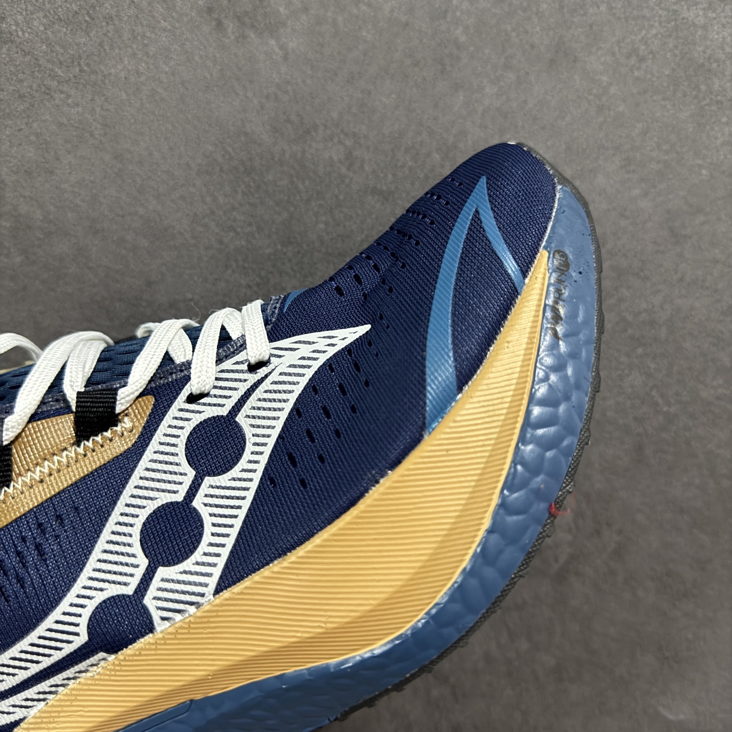 图片[4]-【公司级】原装级别 Saucony 索康尼ENDORPHIN Pro 啡速4 男女马拉松运动跑鞋 性能相比前几代再升级：鞋面采用全新升级的工学网设计 贴合脚部更透气 中底部分使用最新的PWRRUN+材质 搭配PWRRUN+鞋垫使中底的大幅加厚 10mm坡差进一步提供缓震、回弹性能 内底则采用了FORMFIT动态适应系统 动态契合脚型 提升包裹性和舒适性 提供更卓越的动态回馈体验 XT-900橡胶大底 可提供良好的抓地力和较强抗磨性能 尺码：36 36.5 37.5 38 38.5 39 40 40.5 41 42 42.5 43 44 44.5 45-选品中心