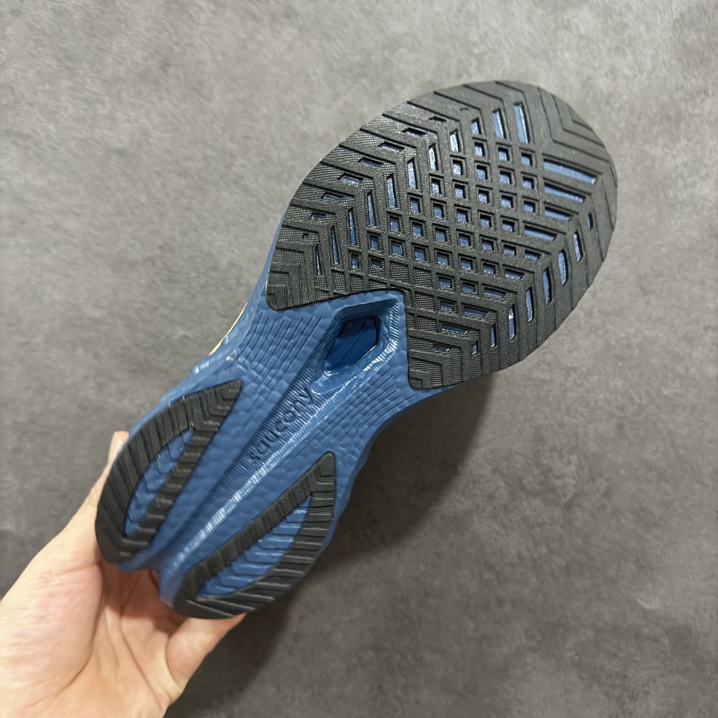 图片[8]-【公司级】原装级别 Saucony 索康尼ENDORPHIN Pro 啡速4 男女马拉松运动跑鞋 性能相比前几代再升级：鞋面采用全新升级的工学网设计 贴合脚部更透气 中底部分使用最新的PWRRUN+材质 搭配PWRRUN+鞋垫使中底的大幅加厚 10mm坡差进一步提供缓震、回弹性能 内底则采用了FORMFIT动态适应系统 动态契合脚型 提升包裹性和舒适性 提供更卓越的动态回馈体验 XT-900橡胶大底 可提供良好的抓地力和较强抗磨性能 尺码：36 36.5 37.5 38 38.5 39 40 40.5 41 42 42.5 43 44 44.5 45-选品中心