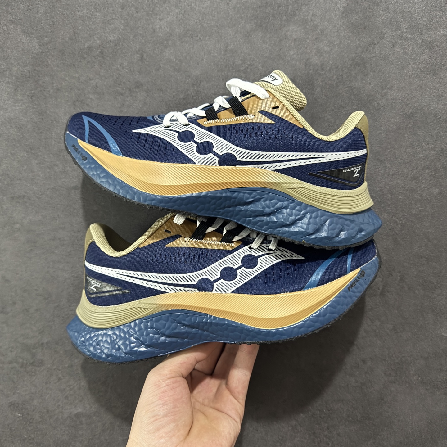 图片[9]-【公司级】原装级别 Saucony 索康尼ENDORPHIN Pro 啡速4 男女马拉松运动跑鞋 性能相比前几代再升级：鞋面采用全新升级的工学网设计 贴合脚部更透气 中底部分使用最新的PWRRUN+材质 搭配PWRRUN+鞋垫使中底的大幅加厚 10mm坡差进一步提供缓震、回弹性能 内底则采用了FORMFIT动态适应系统 动态契合脚型 提升包裹性和舒适性 提供更卓越的动态回馈体验 XT-900橡胶大底 可提供良好的抓地力和较强抗磨性能 尺码：36 36.5 37.5 38 38.5 39 40 40.5 41 42 42.5 43 44 44.5 45-选品中心