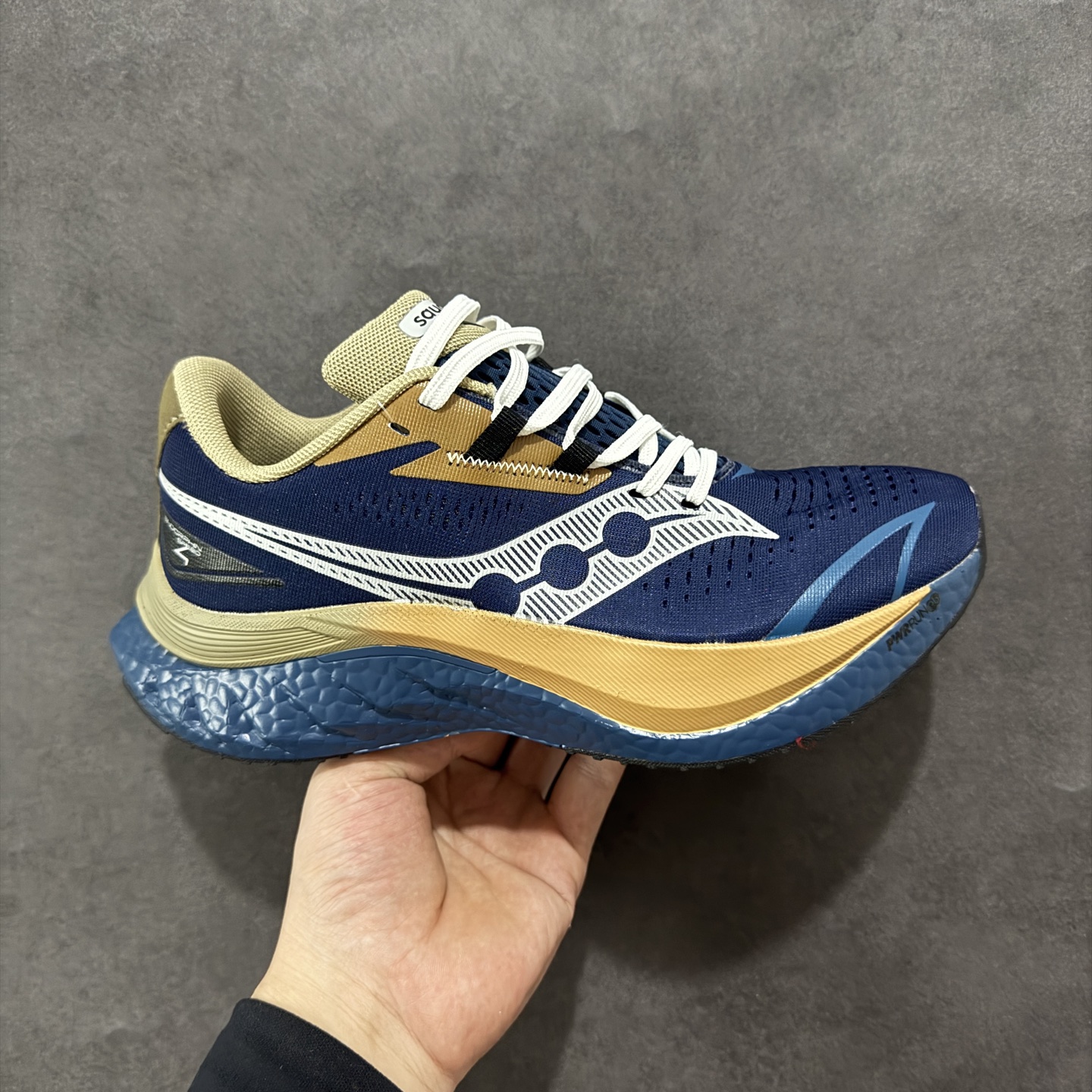 【公司级】原装级别 Saucony 索康尼ENDORPHIN Pro 啡速4 男女马拉松运动跑鞋 性能相比前几代再升级：鞋面采用全新升级的工学网设计 贴合脚部更透气 中底部分使用最新的PWRRUN+材质 搭配PWRRUN+鞋垫使中底的大幅加厚 10mm坡差进一步提供缓震、回弹性能 内底则采用了FORMFIT动态适应系统 动态契合脚型 提升包裹性和舒适性 提供更卓越的动态回馈体验 XT-900橡胶大底 可提供良好的抓地力和较强抗磨性能 尺码：36 36.5 37.5 38 38.5 39 40 40.5 41 42 42.5 43 44 44.5 45-选品中心