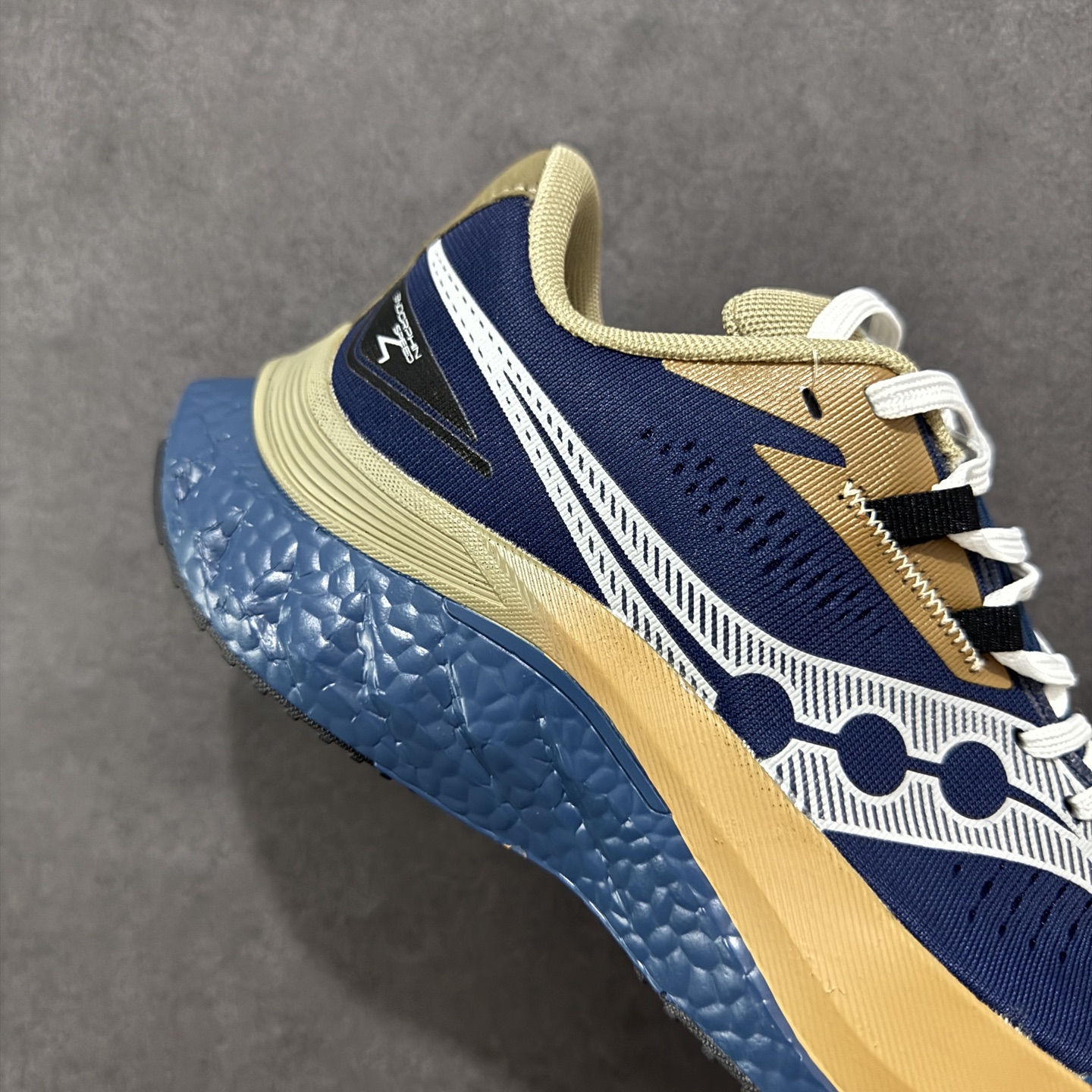 图片[5]-【公司级】原装级别 Saucony 索康尼ENDORPHIN Pro 啡速4 男女马拉松运动跑鞋 性能相比前几代再升级：鞋面采用全新升级的工学网设计 贴合脚部更透气 中底部分使用最新的PWRRUN+材质 搭配PWRRUN+鞋垫使中底的大幅加厚 10mm坡差进一步提供缓震、回弹性能 内底则采用了FORMFIT动态适应系统 动态契合脚型 提升包裹性和舒适性 提供更卓越的动态回馈体验 XT-900橡胶大底 可提供良好的抓地力和较强抗磨性能 尺码：36 36.5 37.5 38 38.5 39 40 40.5 41 42 42.5 43 44 44.5 45-选品中心