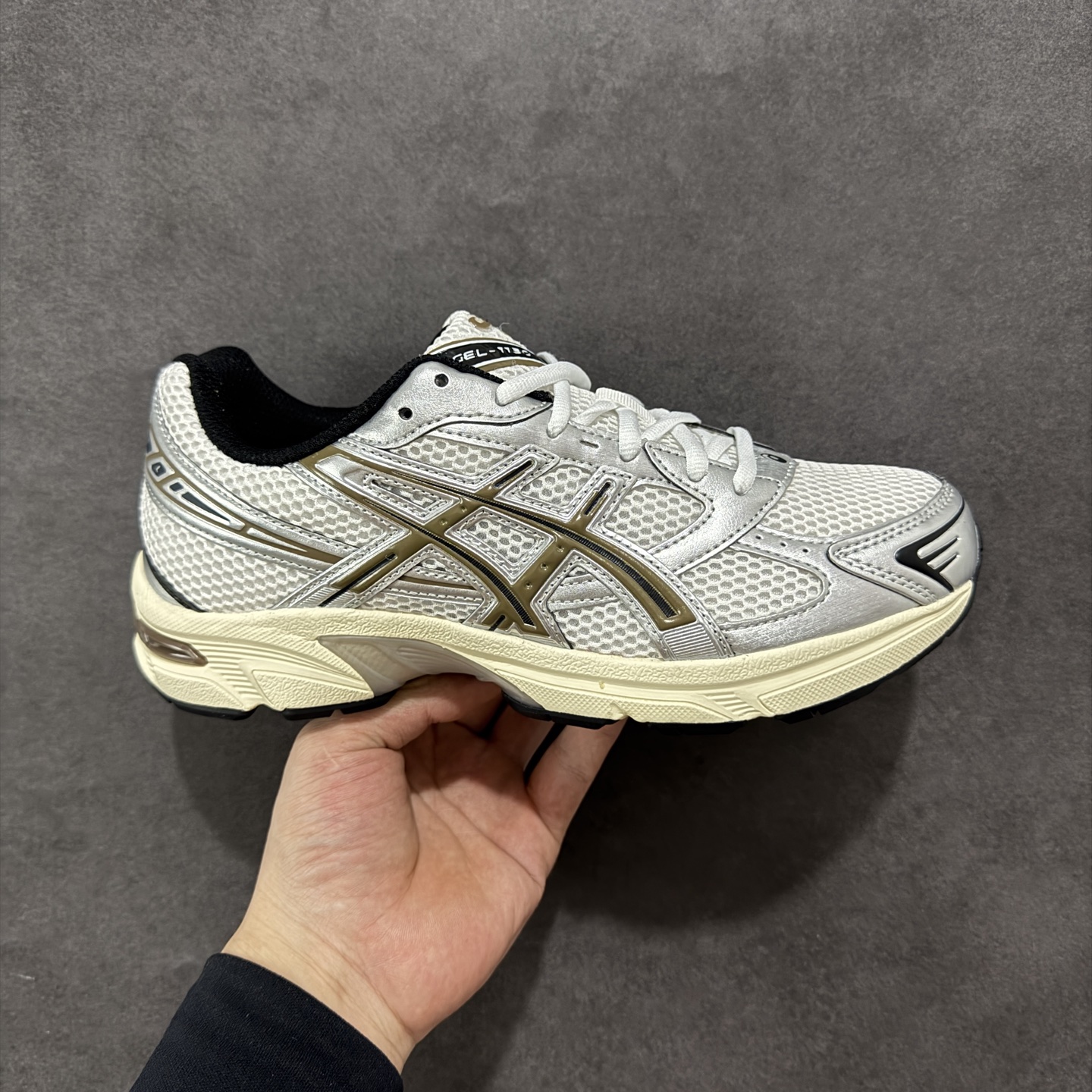 【公司级】ASICS 亚瑟士 GEL-1130 男女时尚透气 健步减震 运动潮流耐磨休闲鞋 选用网眼与皮革相接，复古而富有层次感。网布搭配银色金属感线条，虎爪 Logo 加入配色点缀，加深复古时尚美感Ortholite 鞋垫+搭载着 GEL 缓震胶的鞋底，同时辅以耐磨大底提供良好抓地力。复古美学入门代表作，重现2000年代后期的复古美学。 货号：1201A609-101 尺码：36-45半-选品中心