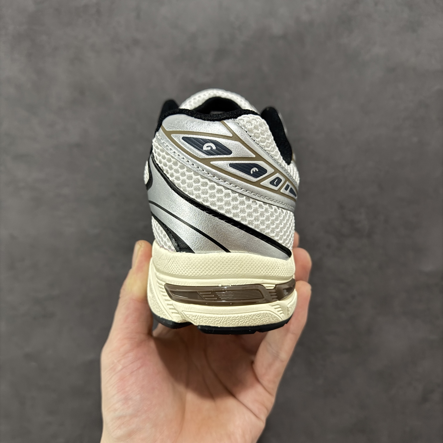 图片[4]-【公司级】ASICS 亚瑟士 GEL-1130 男女时尚透气 健步减震 运动潮流耐磨休闲鞋 选用网眼与皮革相接，复古而富有层次感。网布搭配银色金属感线条，虎爪 Logo 加入配色点缀，加深复古时尚美感Ortholite 鞋垫+搭载着 GEL 缓震胶的鞋底，同时辅以耐磨大底提供良好抓地力。复古美学入门代表作，重现2000年代后期的复古美学。 货号：1201A609-101 尺码：36-45半-选品中心