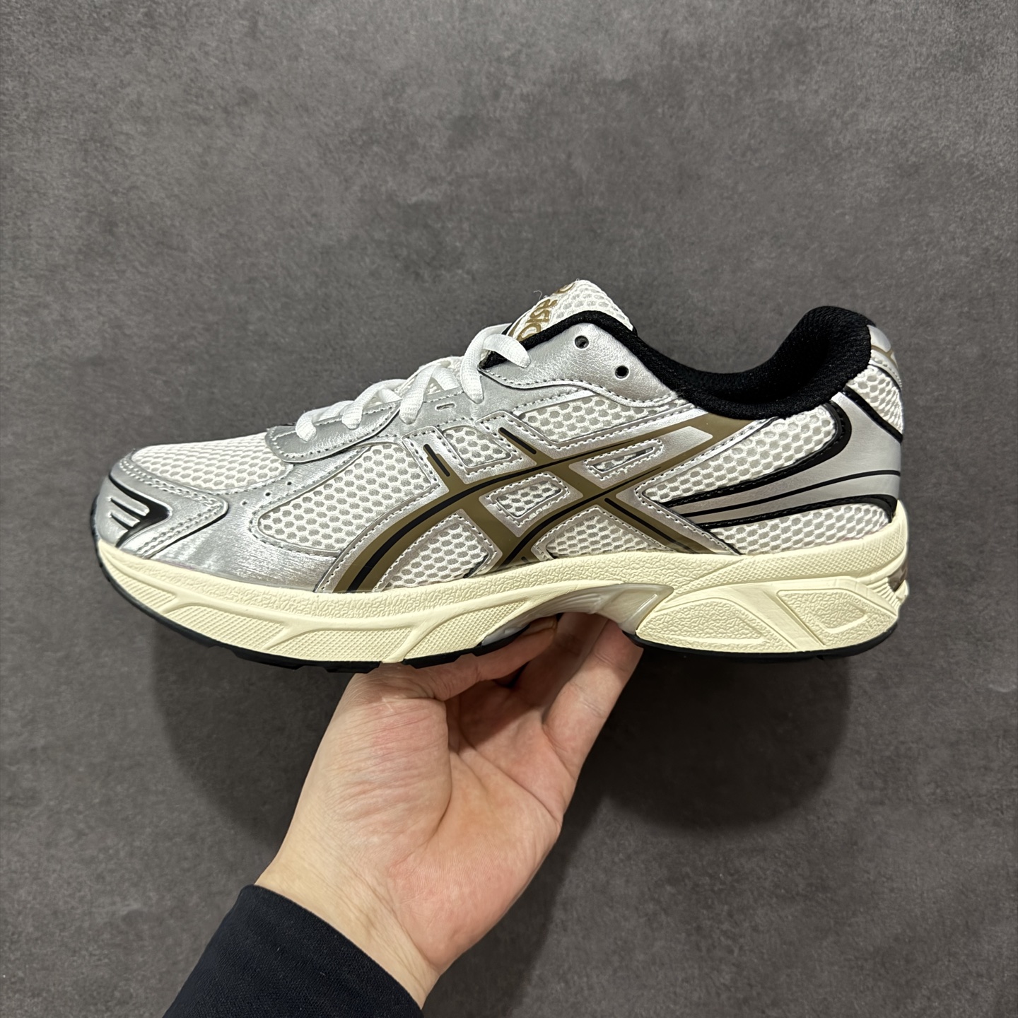 图片[2]-【公司级】ASICS 亚瑟士 GEL-1130 男女时尚透气 健步减震 运动潮流耐磨休闲鞋 选用网眼与皮革相接，复古而富有层次感。网布搭配银色金属感线条，虎爪 Logo 加入配色点缀，加深复古时尚美感Ortholite 鞋垫+搭载着 GEL 缓震胶的鞋底，同时辅以耐磨大底提供良好抓地力。复古美学入门代表作，重现2000年代后期的复古美学。 货号：1201A609-101 尺码：36-45半-选品中心