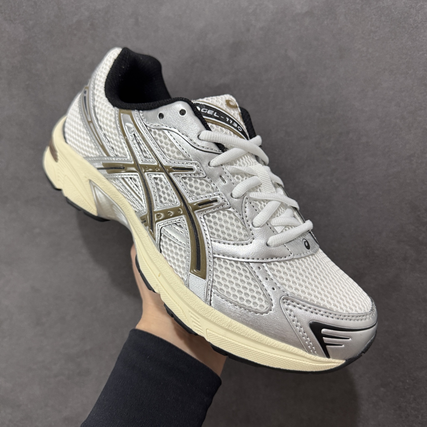 图片[3]-【公司级】ASICS 亚瑟士 GEL-1130 男女时尚透气 健步减震 运动潮流耐磨休闲鞋 选用网眼与皮革相接，复古而富有层次感。网布搭配银色金属感线条，虎爪 Logo 加入配色点缀，加深复古时尚美感Ortholite 鞋垫+搭载着 GEL 缓震胶的鞋底，同时辅以耐磨大底提供良好抓地力。复古美学入门代表作，重现2000年代后期的复古美学。 货号：1201A609-101 尺码：36-45半-选品中心