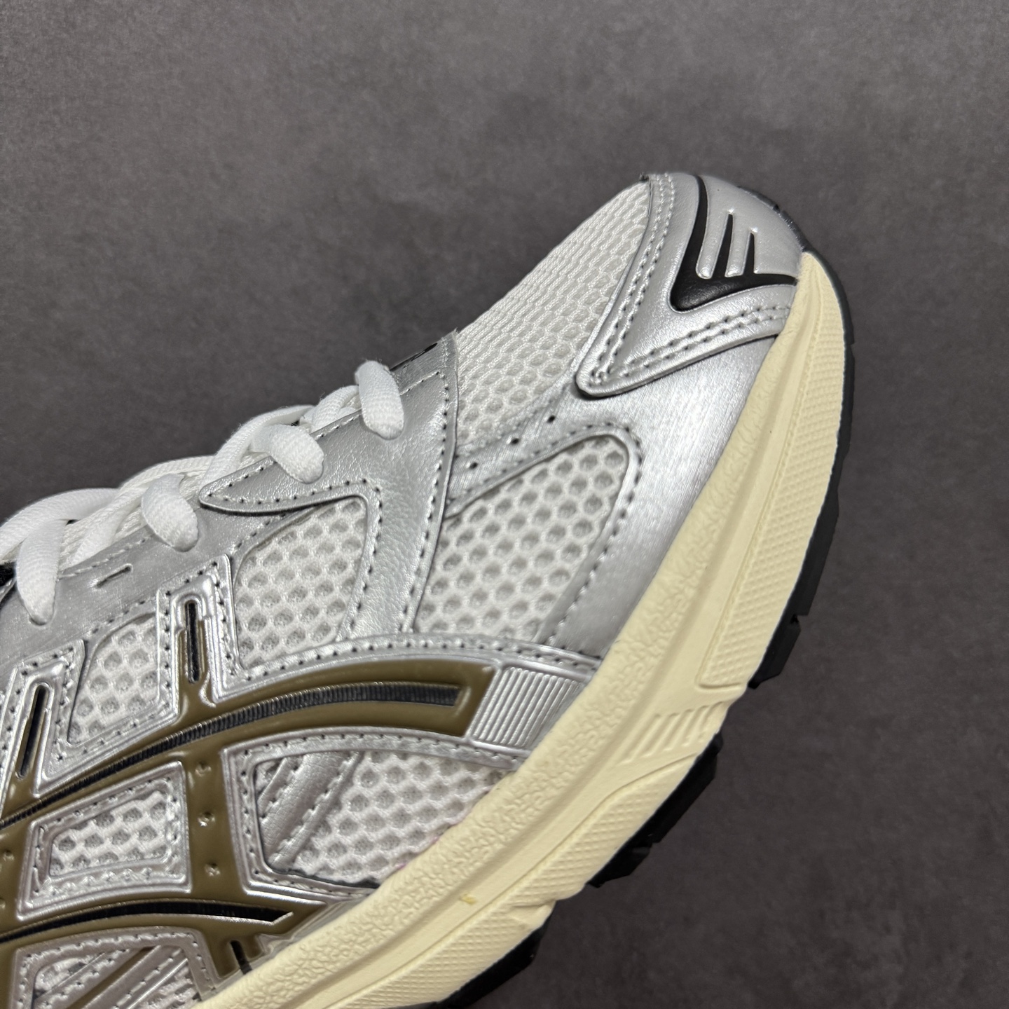 图片[5]-【公司级】ASICS 亚瑟士 GEL-1130 男女时尚透气 健步减震 运动潮流耐磨休闲鞋 选用网眼与皮革相接，复古而富有层次感。网布搭配银色金属感线条，虎爪 Logo 加入配色点缀，加深复古时尚美感Ortholite 鞋垫+搭载着 GEL 缓震胶的鞋底，同时辅以耐磨大底提供良好抓地力。复古美学入门代表作，重现2000年代后期的复古美学。 货号：1201A609-101 尺码：36-45半-选品中心