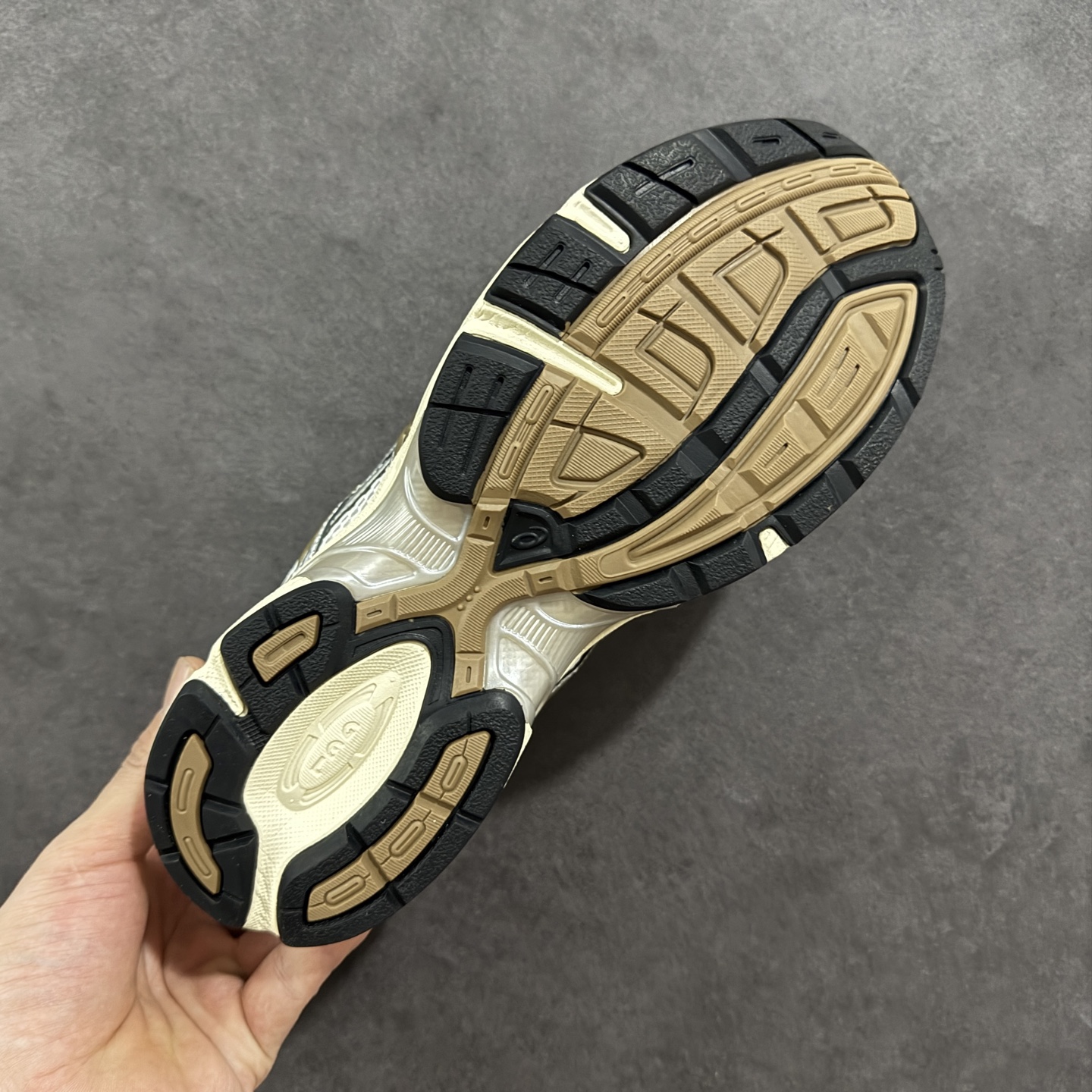 图片[9]-【公司级】ASICS 亚瑟士 GEL-1130 男女时尚透气 健步减震 运动潮流耐磨休闲鞋 选用网眼与皮革相接，复古而富有层次感。网布搭配银色金属感线条，虎爪 Logo 加入配色点缀，加深复古时尚美感Ortholite 鞋垫+搭载着 GEL 缓震胶的鞋底，同时辅以耐磨大底提供良好抓地力。复古美学入门代表作，重现2000年代后期的复古美学。 货号：1201A609-101 尺码：36-45半-选品中心