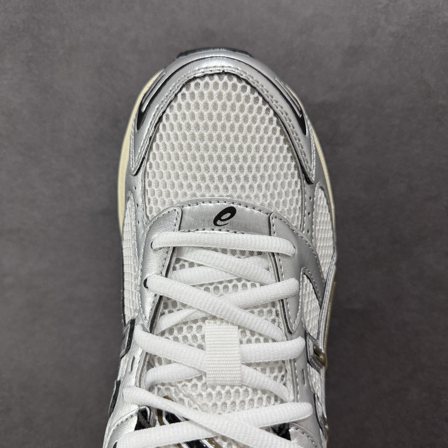 图片[8]-【公司级】ASICS 亚瑟士 GEL-1130 男女时尚透气 健步减震 运动潮流耐磨休闲鞋 选用网眼与皮革相接，复古而富有层次感。网布搭配银色金属感线条，虎爪 Logo 加入配色点缀，加深复古时尚美感Ortholite 鞋垫+搭载着 GEL 缓震胶的鞋底，同时辅以耐磨大底提供良好抓地力。复古美学入门代表作，重现2000年代后期的复古美学。 货号：1201A609-101 尺码：36-45半-选品中心