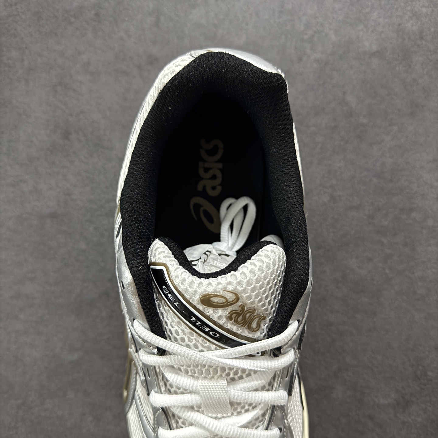 图片[7]-【公司级】ASICS 亚瑟士 GEL-1130 男女时尚透气 健步减震 运动潮流耐磨休闲鞋 选用网眼与皮革相接，复古而富有层次感。网布搭配银色金属感线条，虎爪 Logo 加入配色点缀，加深复古时尚美感Ortholite 鞋垫+搭载着 GEL 缓震胶的鞋底，同时辅以耐磨大底提供良好抓地力。复古美学入门代表作，重现2000年代后期的复古美学。 货号：1201A609-101 尺码：36-45半-选品中心