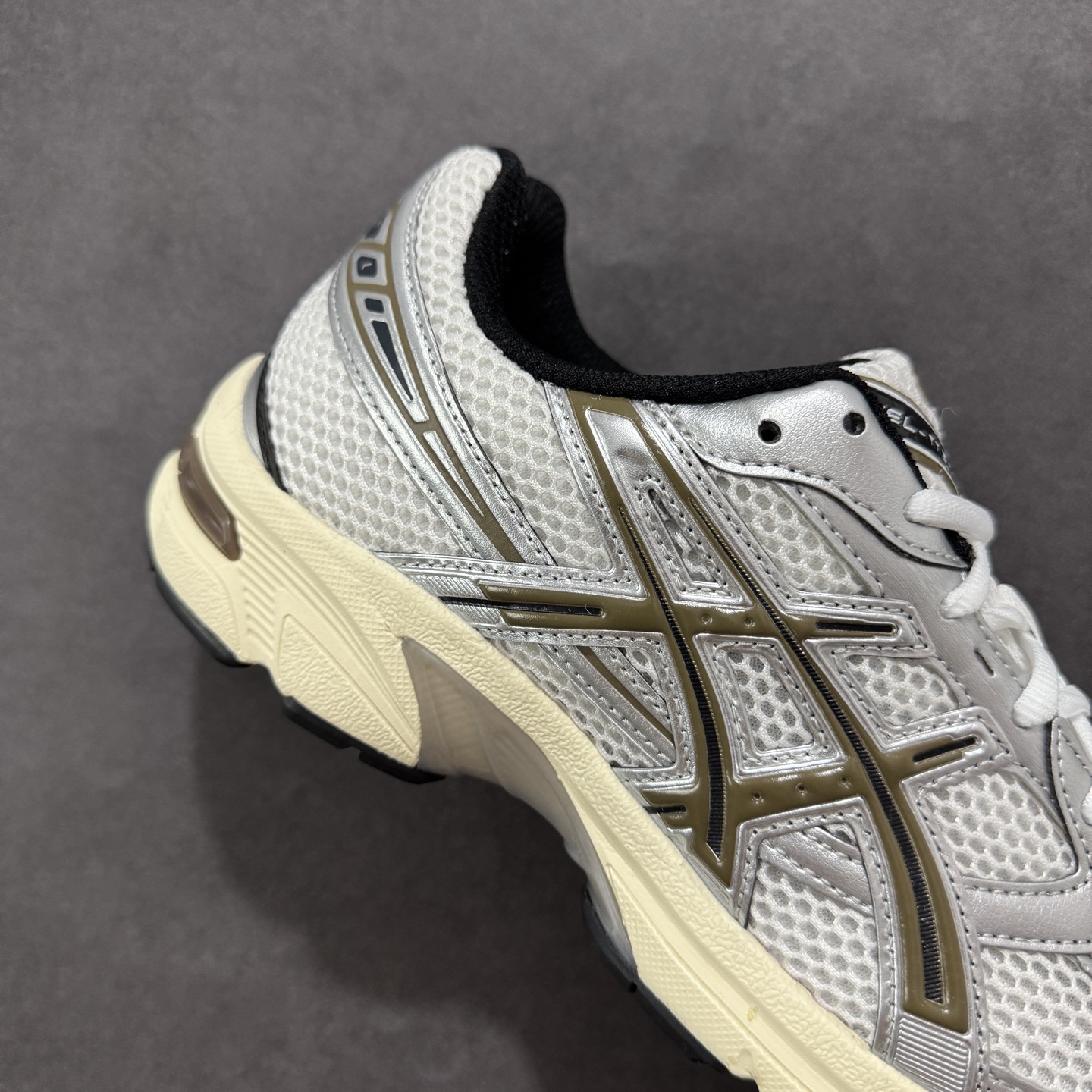 图片[6]-【公司级】ASICS 亚瑟士 GEL-1130 男女时尚透气 健步减震 运动潮流耐磨休闲鞋 选用网眼与皮革相接，复古而富有层次感。网布搭配银色金属感线条，虎爪 Logo 加入配色点缀，加深复古时尚美感Ortholite 鞋垫+搭载着 GEL 缓震胶的鞋底，同时辅以耐磨大底提供良好抓地力。复古美学入门代表作，重现2000年代后期的复古美学。 货号：1201A609-101 尺码：36-45半-选品中心