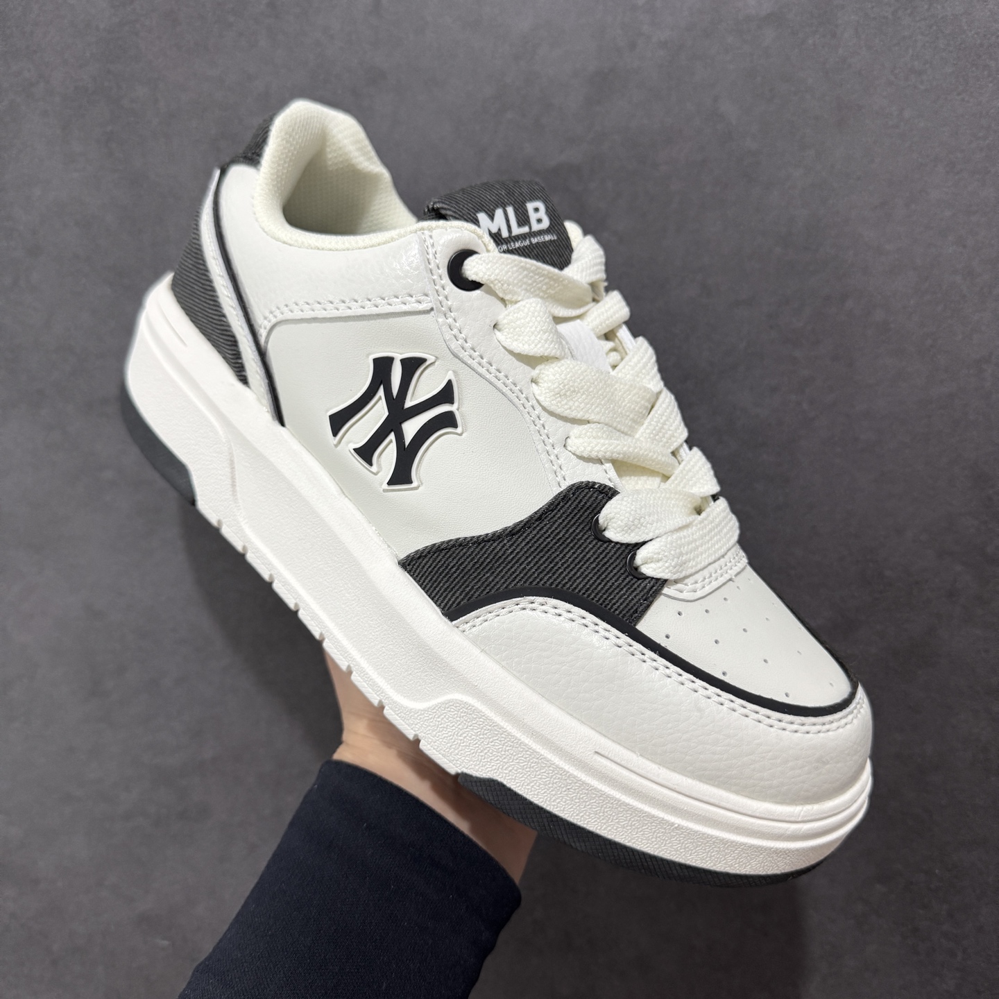 图片[3]-【公司级】MLB Chunky Liner Basic 复古印花学长鞋系列低帮轻量增高厚底百搭休闲运动慢跑鞋板鞋 Korea韩国联名NY美国榄球纽约洋基队限定 韩国代购专供 全套原楦原纸板原厂数据开发 正确中底拉帮中底网布细节 平台代购专供 左脚内置芯片 韩国代购吊牌标贴 独家一比一RB+MD组合大底 高频后跟小人Logo精准对位立体饱满 正确网布加超迁鞋面 转印中底走线紧密 转印Logo工艺表层防刮不掉色 尺码：35 36 36.5 37.5 38 38.5 39 40 40.5 41 42 42.5 43 44-选品中心