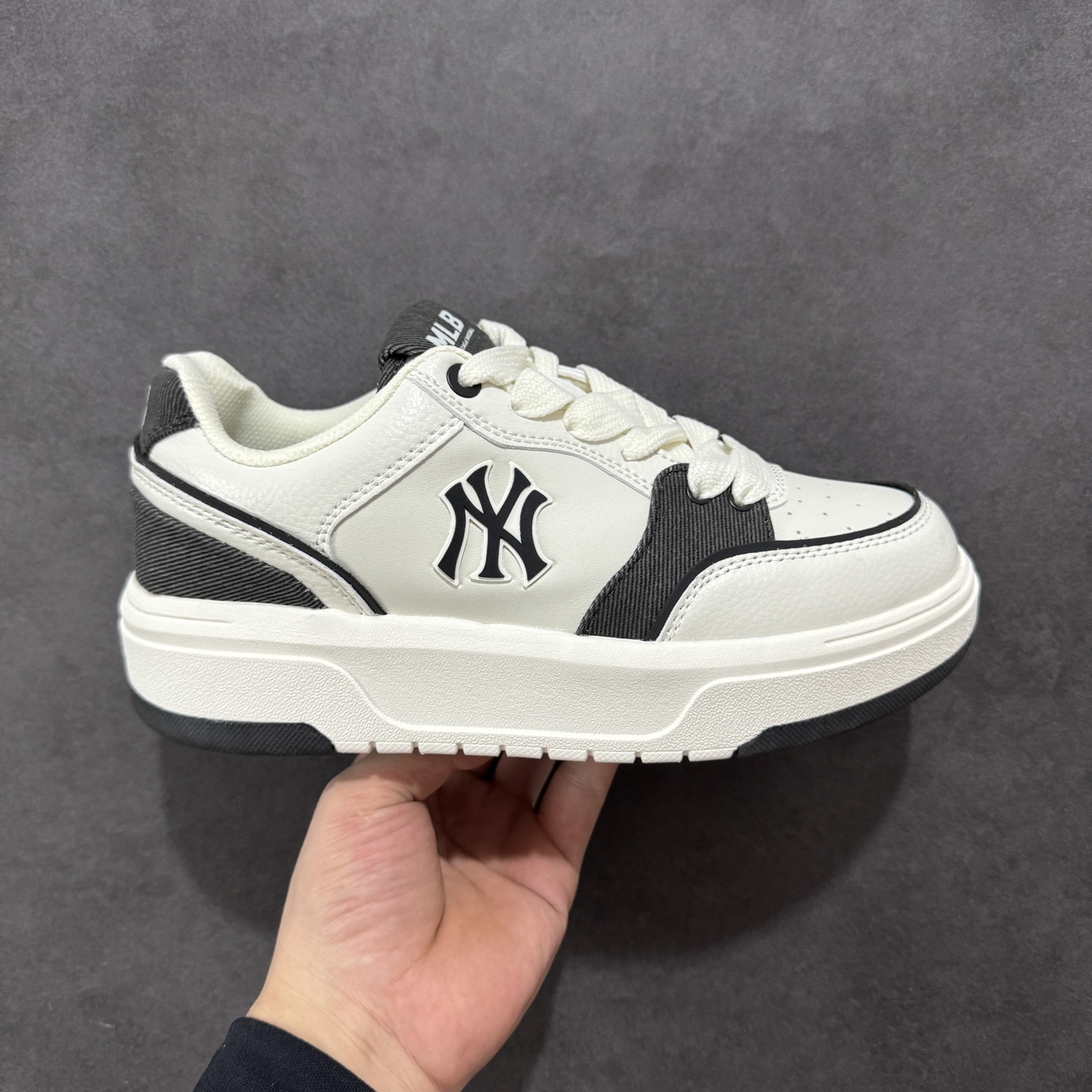 【公司级】MLB Chunky Liner Basic 复古印花学长鞋系列低帮轻量增高厚底百搭休闲运动慢跑鞋板鞋 Korea韩国联名NY美国榄球纽约洋基队限定 韩国代购专供 全套原楦原纸板原厂数据开发 正确中底拉帮中底网布细节 平台代购专供 左脚内置芯片 韩国代购吊牌标贴 独家一比一RB+MD组合大底 高频后跟小人Logo精准对位立体饱满 正确网布加超迁鞋面 转印中底走线紧密 转印Logo工艺表层防刮不掉色 尺码:35 36 36.5 37.5 38 38.5 39 40 40.5 41 42 42.5 43 44-选品中心