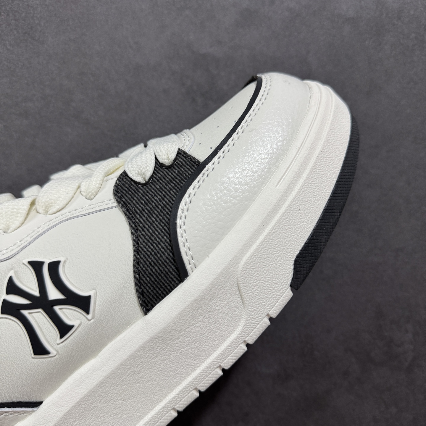 图片[5]-【公司级】MLB Chunky Liner Basic 复古印花学长鞋系列低帮轻量增高厚底百搭休闲运动慢跑鞋板鞋 Korea韩国联名NY美国榄球纽约洋基队限定 韩国代购专供 全套原楦原纸板原厂数据开发 正确中底拉帮中底网布细节 平台代购专供 左脚内置芯片 韩国代购吊牌标贴 独家一比一RB+MD组合大底 高频后跟小人Logo精准对位立体饱满 正确网布加超迁鞋面 转印中底走线紧密 转印Logo工艺表层防刮不掉色 尺码：35 36 36.5 37.5 38 38.5 39 40 40.5 41 42 42.5 43 44-选品中心