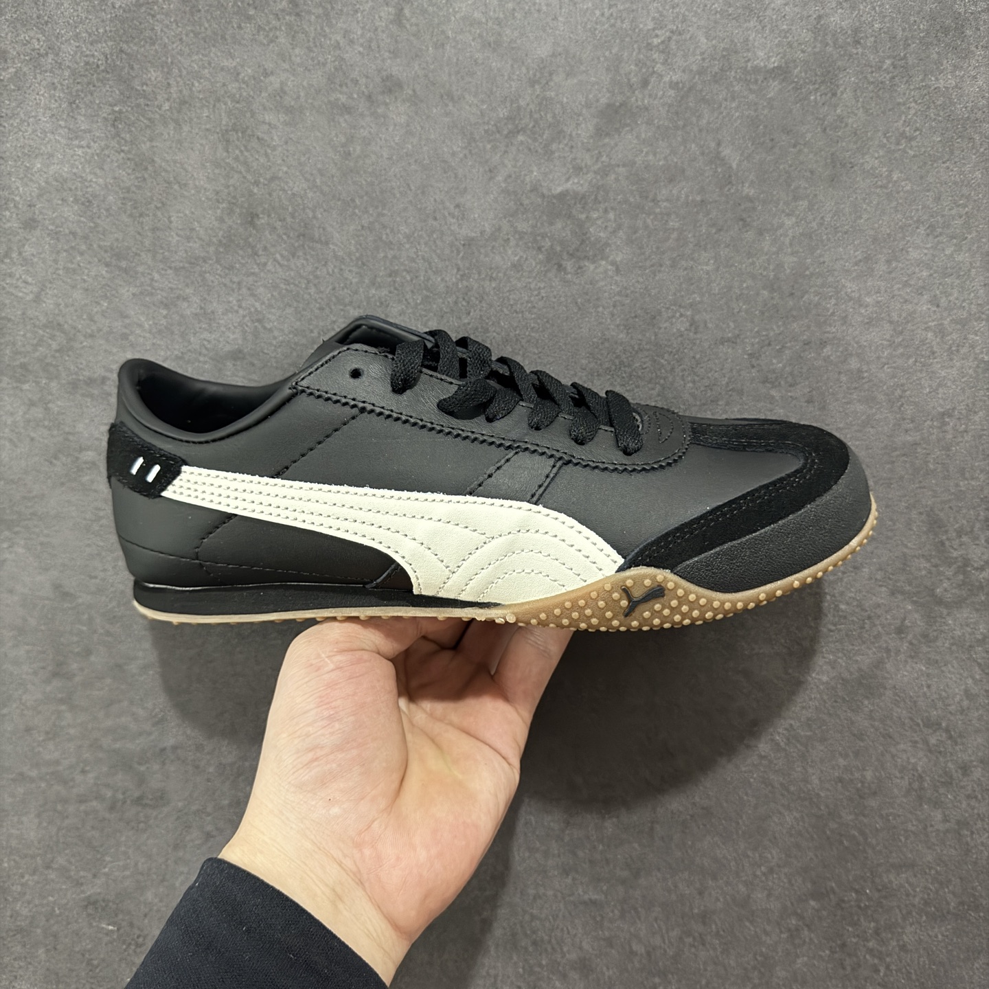 【公司级】Puma Bellta UT Leather 彪马薄底系列 复古运动休闲跑鞋 鞋面设计轻量透气 提供了舒适性和穿着感受 柔软内里材质 穿着更加舒适 橡胶鞋底提供持久的牵引力 货号: 402186 08 尺码: 36 36.5 37.5 38 38.5 39 40 40.5 41 42 42.5 43 44 45-选品中心