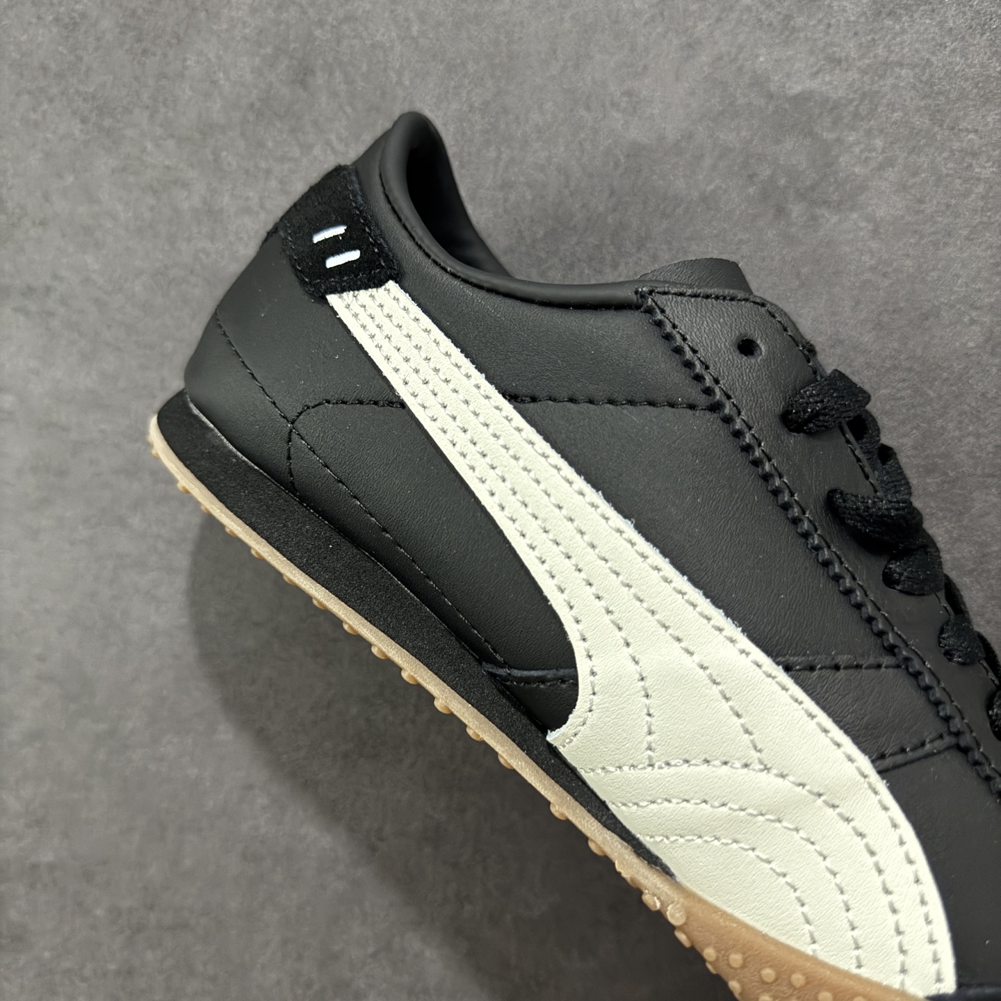 图片[6]-【公司级】Puma Bellta UT Leather 彪马薄底系列 复古运动休闲跑鞋 鞋面设计轻量透气 提供了舒适性和穿着感受 柔软内里材质 穿着更加舒适 橡胶鞋底提供持久的牵引力 货号： 402186 08 尺码： 36 36.5 37.5 38 38.5 39 40 40.5 41 42 42.5 43 44 45-选品中心