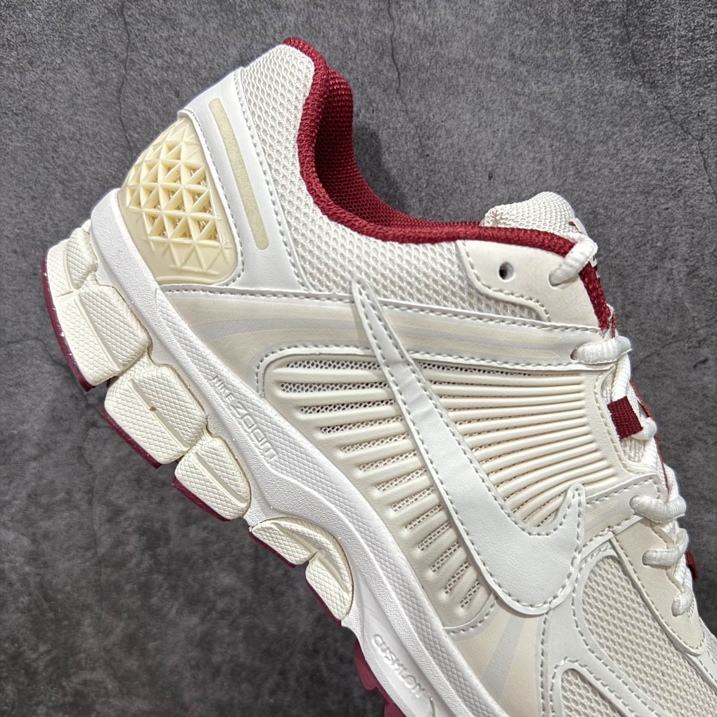 图片[7]-【Mok纯原】NK Zoom Vomero 5 佛莫罗5代系列经典复古运动慢跑鞋 米红 HF0737-111 市售最强天花板‼️ 前后掌均有气垫加持 市场唯一正品的色卡 高频 组合大底的顶级产物！ 原装档案原数据纸版楦型 采用正确色卡 合成革饰片组合双层网眼布鞋面材质 升级正确后跟TPU加固#耐弯折热塑框架支撑鞋身 正确4层组织中底搭载EVA轻量缓震(中底带有Zoom气垫加持 区别市面版本!!)#嵌入双层革新物料鞋垫,外置防滑耐磨橡胶底片 复古气质十足❗️ 尺码：35.5-46-选品中心