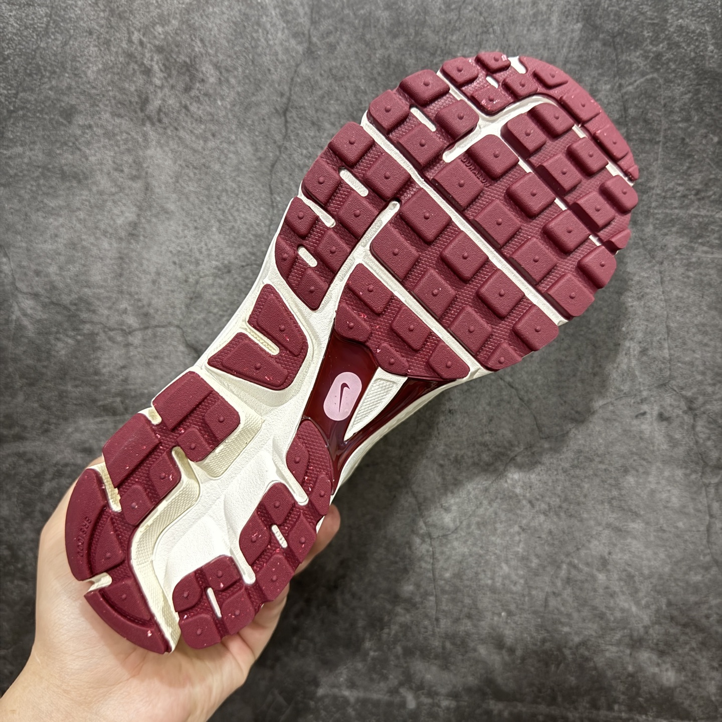 图片[9]-【Mok纯原】NK Zoom Vomero 5 佛莫罗5代系列经典复古运动慢跑鞋 米红 HF0737-111 市售最强天花板‼️ 前后掌均有气垫加持 市场唯一正品的色卡 高频 组合大底的顶级产物！ 原装档案原数据纸版楦型 采用正确色卡 合成革饰片组合双层网眼布鞋面材质 升级正确后跟TPU加固#耐弯折热塑框架支撑鞋身 正确4层组织中底搭载EVA轻量缓震(中底带有Zoom气垫加持 区别市面版本!!)#嵌入双层革新物料鞋垫,外置防滑耐磨橡胶底片 复古气质十足❗️ 尺码：35.5-46-选品中心