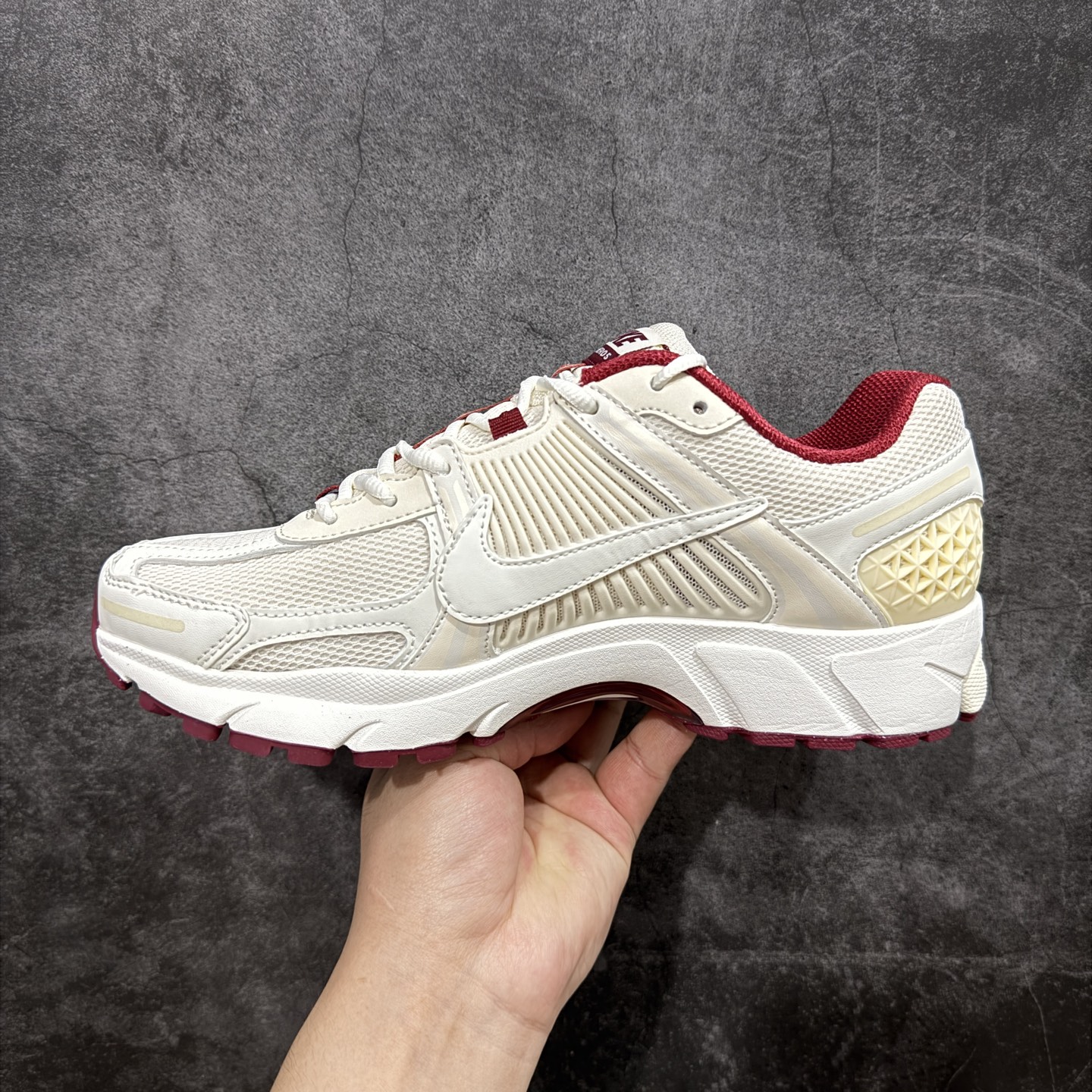 图片[2]-【Mok纯原】NK Zoom Vomero 5 佛莫罗5代系列经典复古运动慢跑鞋 米红 HF0737-111 市售最强天花板‼️ 前后掌均有气垫加持 市场唯一正品的色卡 高频 组合大底的顶级产物！ 原装档案原数据纸版楦型 采用正确色卡 合成革饰片组合双层网眼布鞋面材质 升级正确后跟TPU加固#耐弯折热塑框架支撑鞋身 正确4层组织中底搭载EVA轻量缓震(中底带有Zoom气垫加持 区别市面版本!!)#嵌入双层革新物料鞋垫,外置防滑耐磨橡胶底片 复古气质十足❗️ 尺码：35.5-46-选品中心