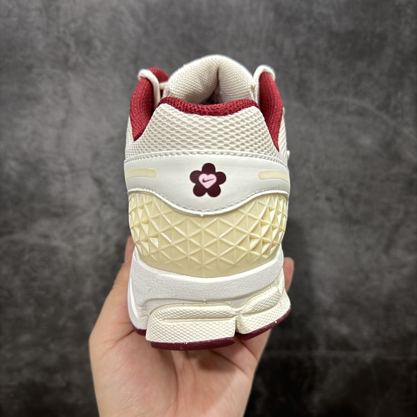 图片[5]-【Mok纯原】NK Zoom Vomero 5 佛莫罗5代系列经典复古运动慢跑鞋 米红 HF0737-111 市售最强天花板‼️ 前后掌均有气垫加持 市场唯一正品的色卡 高频 组合大底的顶级产物！ 原装档案原数据纸版楦型 采用正确色卡 合成革饰片组合双层网眼布鞋面材质 升级正确后跟TPU加固#耐弯折热塑框架支撑鞋身 正确4层组织中底搭载EVA轻量缓震(中底带有Zoom气垫加持 区别市面版本!!)#嵌入双层革新物料鞋垫,外置防滑耐磨橡胶底片 复古气质十足❗️ 尺码：35.5-46-选品中心