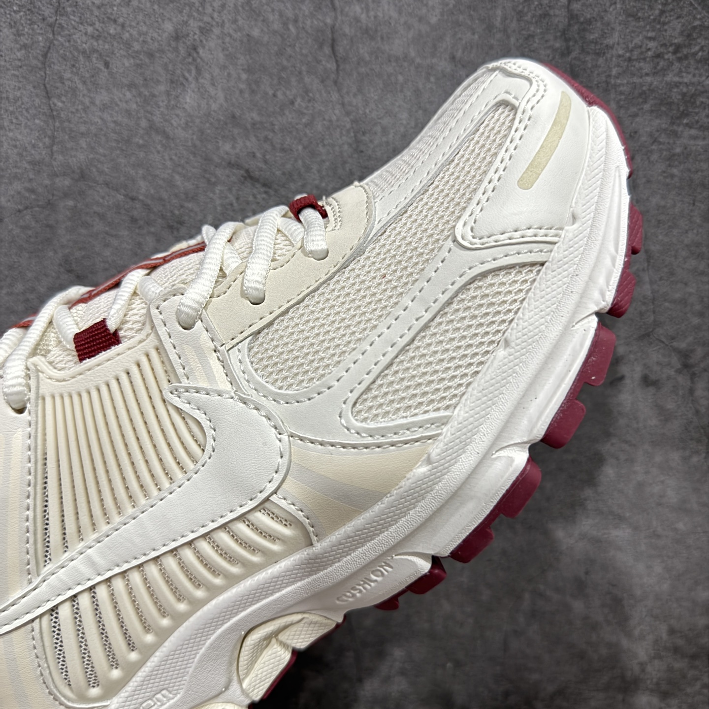 图片[6]-【Mok纯原】NK Zoom Vomero 5 佛莫罗5代系列经典复古运动慢跑鞋 米红 HF0737-111 市售最强天花板‼️ 前后掌均有气垫加持 市场唯一正品的色卡 高频 组合大底的顶级产物！ 原装档案原数据纸版楦型 采用正确色卡 合成革饰片组合双层网眼布鞋面材质 升级正确后跟TPU加固#耐弯折热塑框架支撑鞋身 正确4层组织中底搭载EVA轻量缓震(中底带有Zoom气垫加持 区别市面版本!!)#嵌入双层革新物料鞋垫,外置防滑耐磨橡胶底片 复古气质十足❗️ 尺码：35.5-46-选品中心